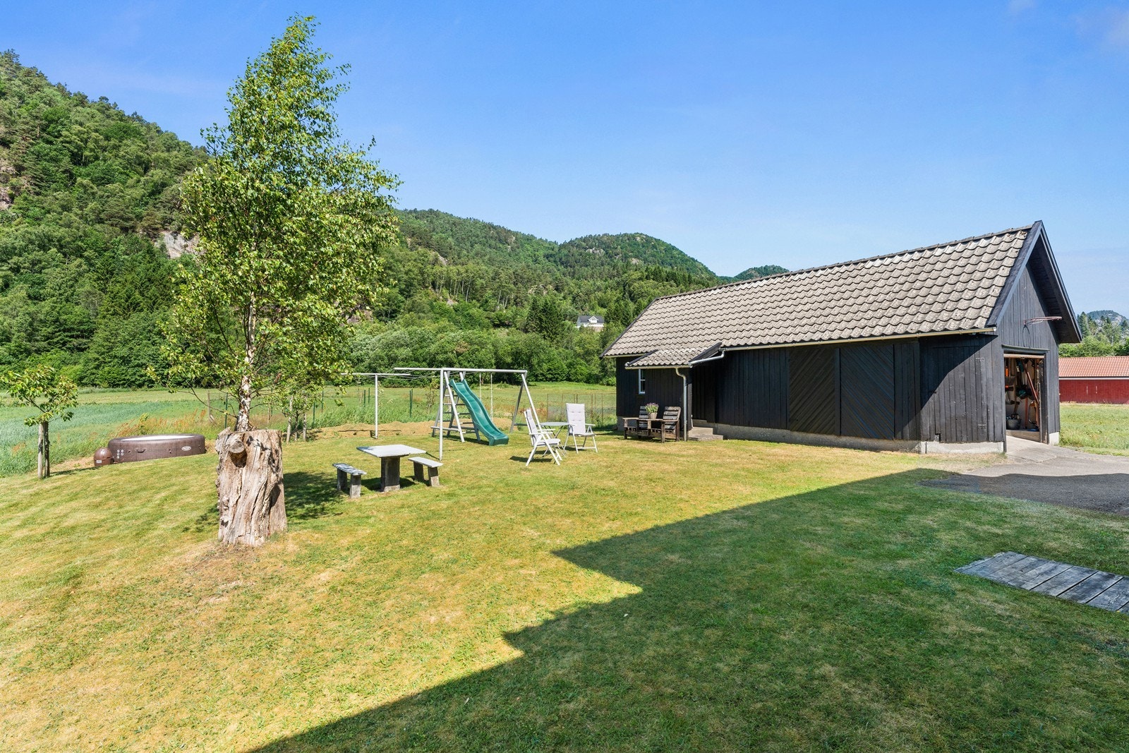 Uthus/ garasje Galleribilde