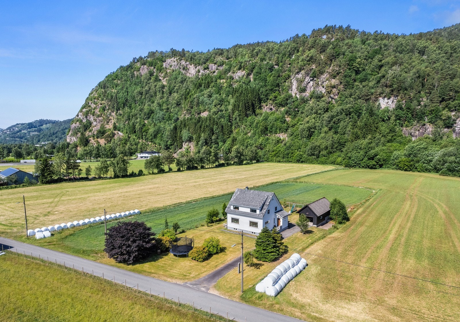 Medfølger en teig med fulldyrka jord på ca. 3,5 dekar. Galleribilde