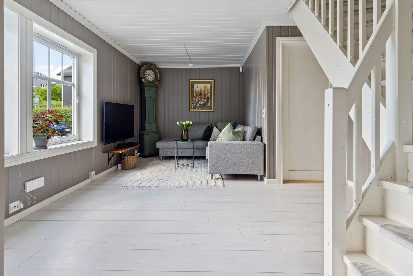 Boligen fremstår som lys og luftig og får rikelig med lysinnslipp fra vindusflatene. Galleribilde
