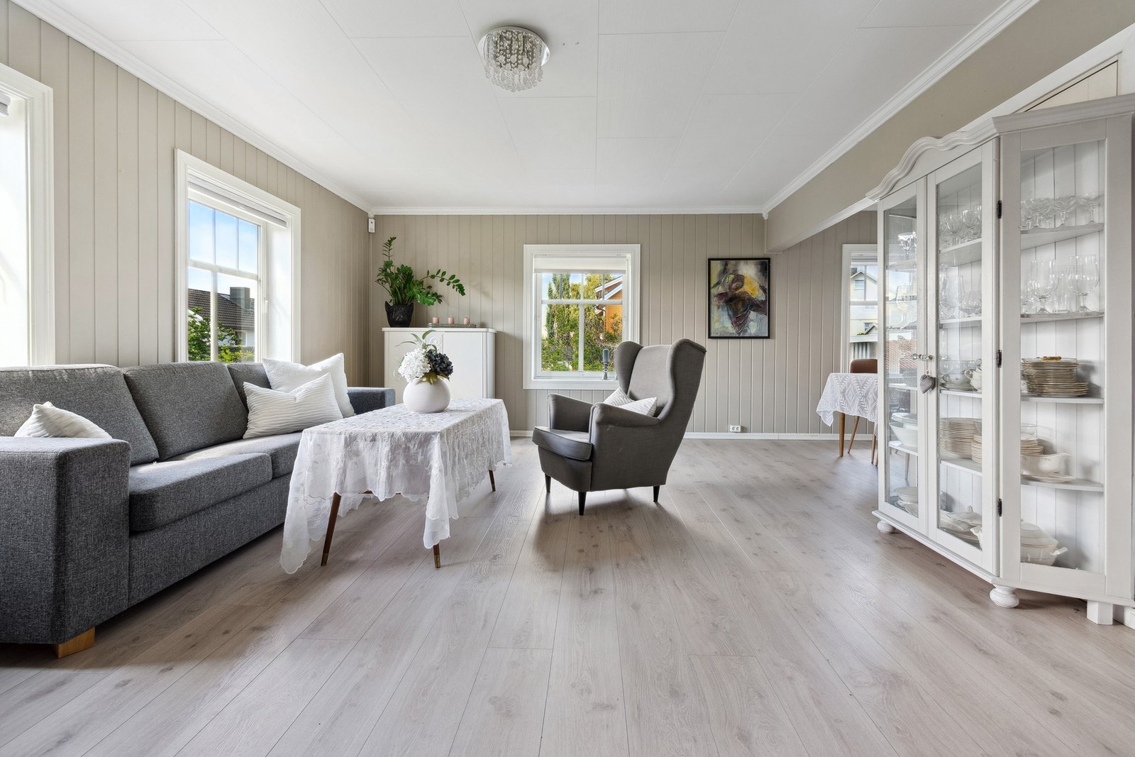 Stuen er av god størrelse og kan møbleres etter eget ønske. Galleribilde