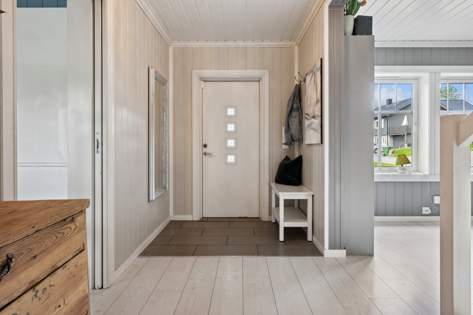 Romslig gang med god plass til oppbevaring av klær og sko. Galleribilde