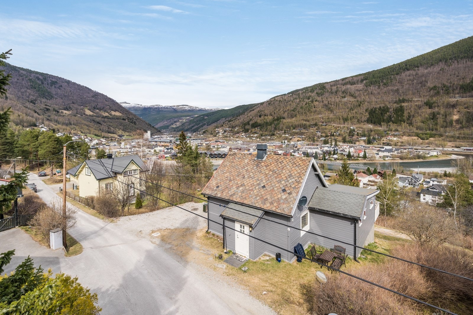 Kort vei ned til Otta sentrum. Galleribilde