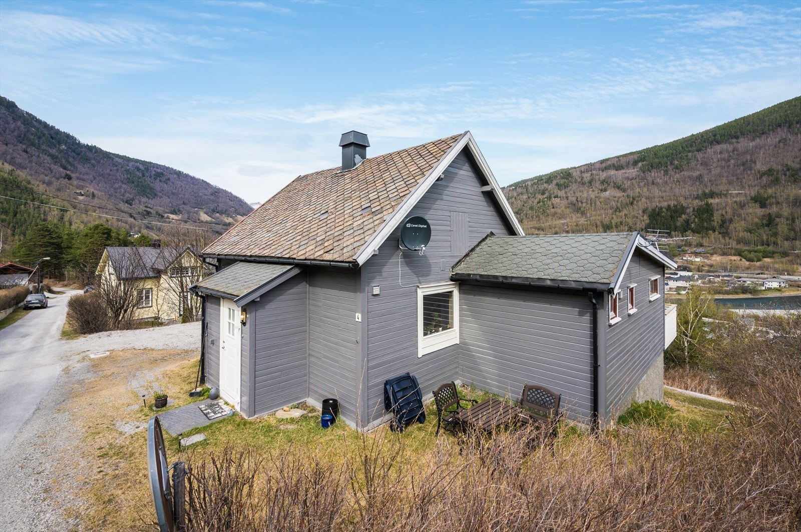 Liten tivelig uteplass på oversiden av huset. Galleribilde
