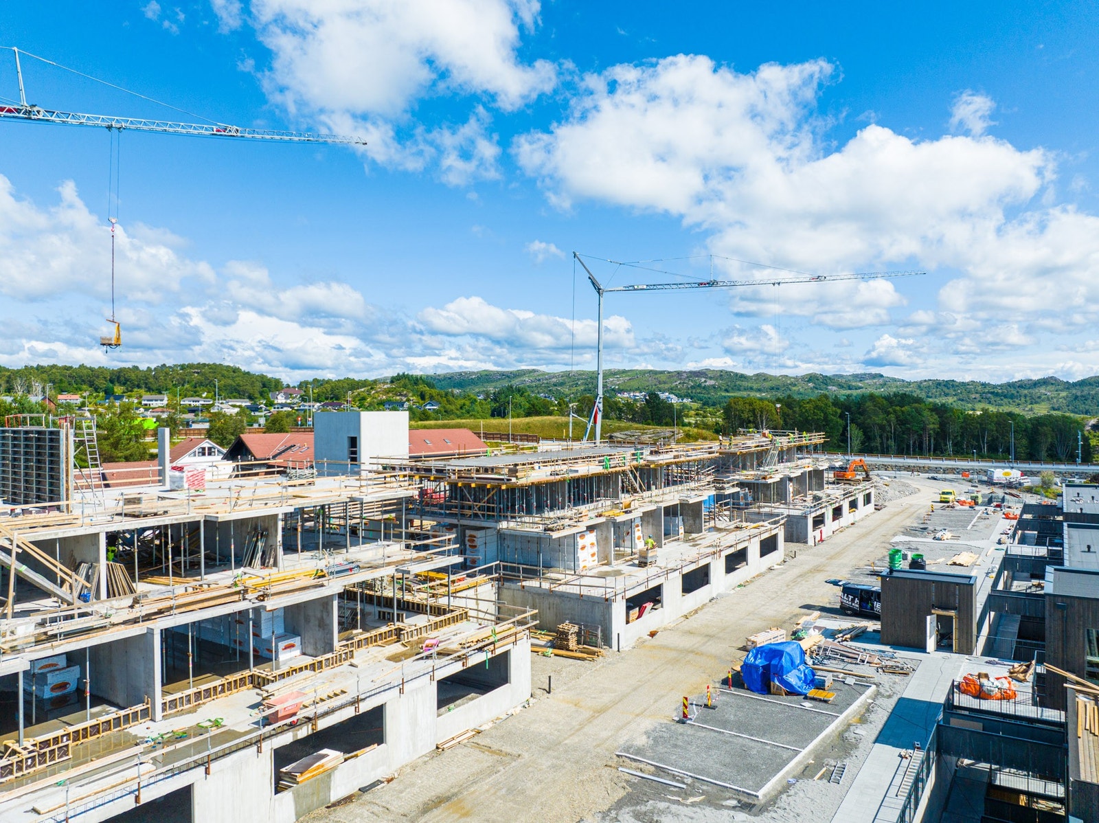 Skogkanten juli 2023 - godt i gang med bygging. Nå kan du bli boligeier - velg mellom den boligkjøpsmodellen som passer deg best! DelEie - med litt egenkapital? LeieEie med sparing - uten egenkapital. Galleribilde