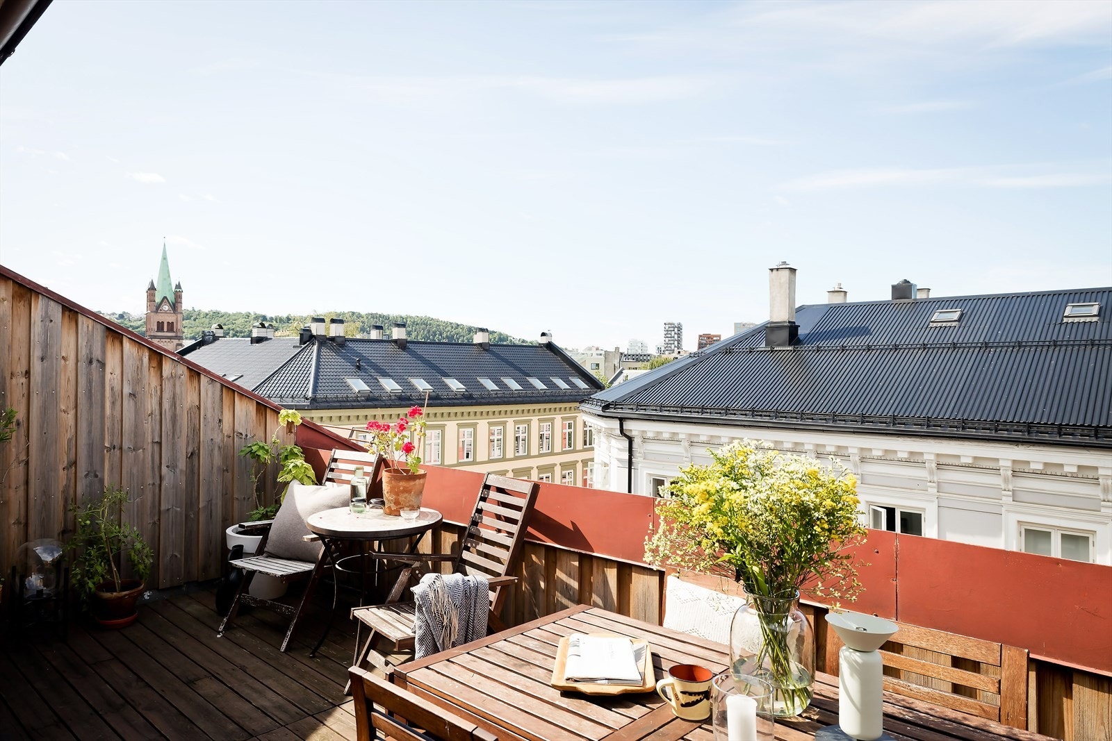 Høyt og fritt beliggende med utsikt over taktoppene Galleribilde