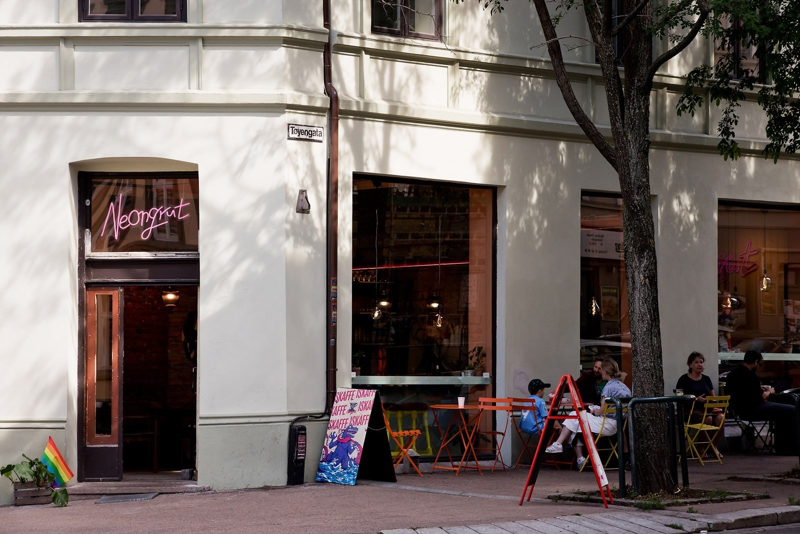 Borettslaget eier næringslokalene på gateplan, her: enormt hyggelige Neongrut Galleribilde