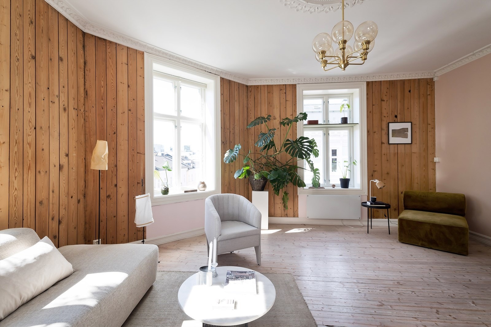 Stue av svært god størrelse med store vindusflater som slipper inn rikelig med naturlig lys Galleribilde