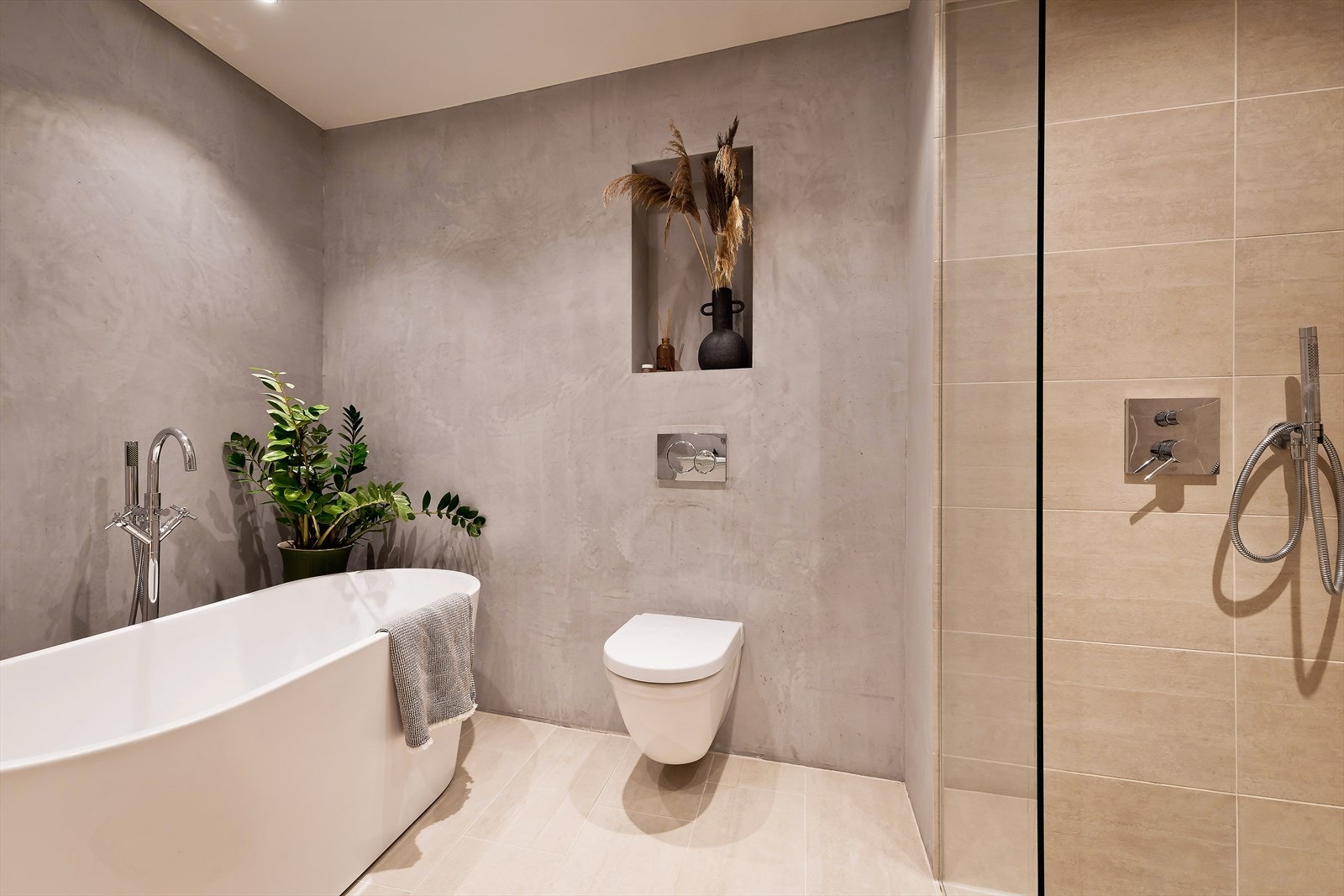 Badet er utstyrt med badekar, vegghengt toalett, vannfallsdusj, m.m. Galleribilde