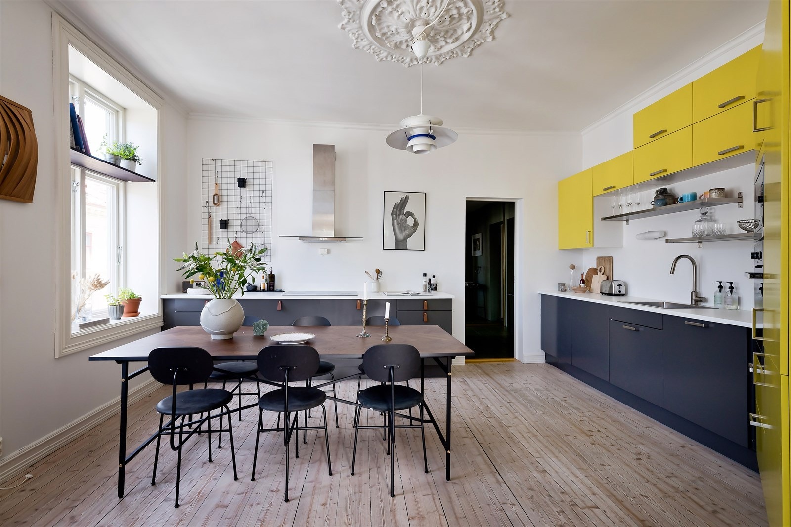 Kjøkkenet har god benkeplass samt rikelig med lagringsplass i over- og underskap Galleribilde