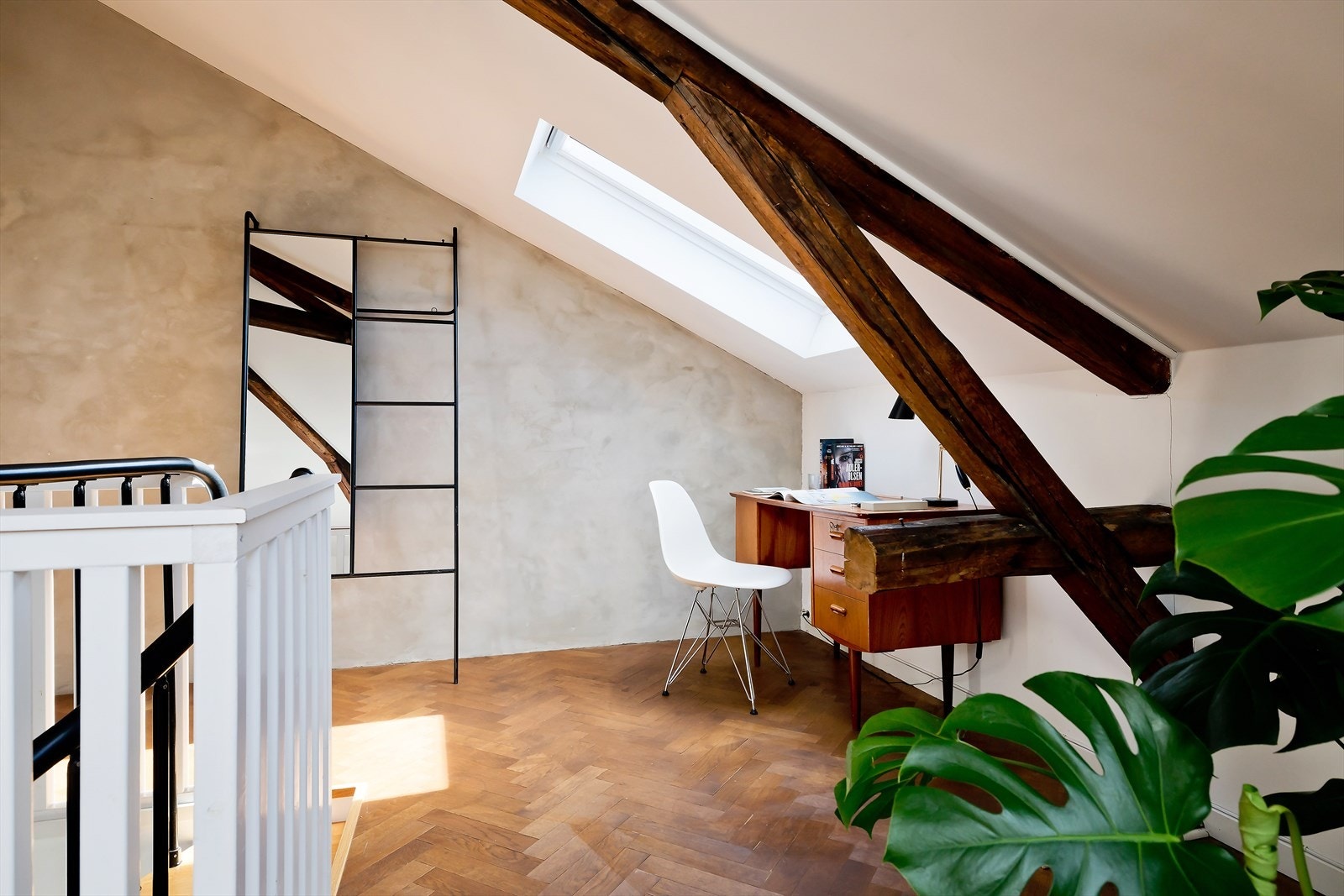 Gulvet er lagt i flott fiskebensparkett Galleribilde