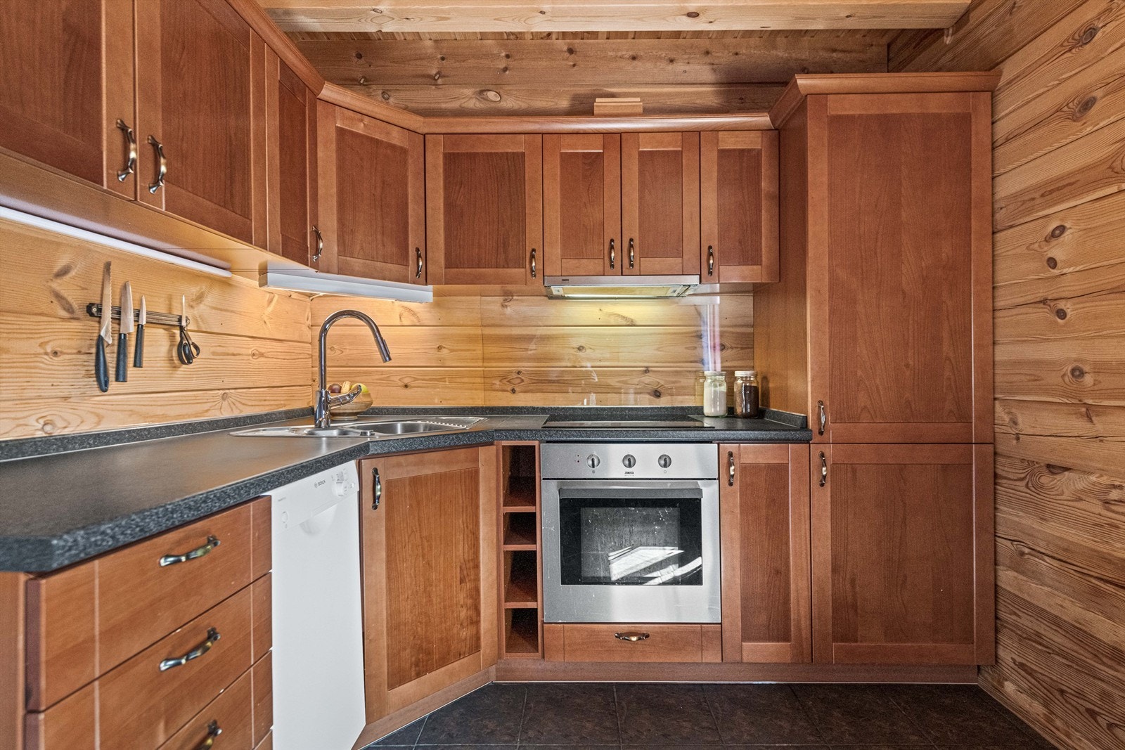 Godt arbeidskjøkken med integrerte hvitevarer Galleribilde