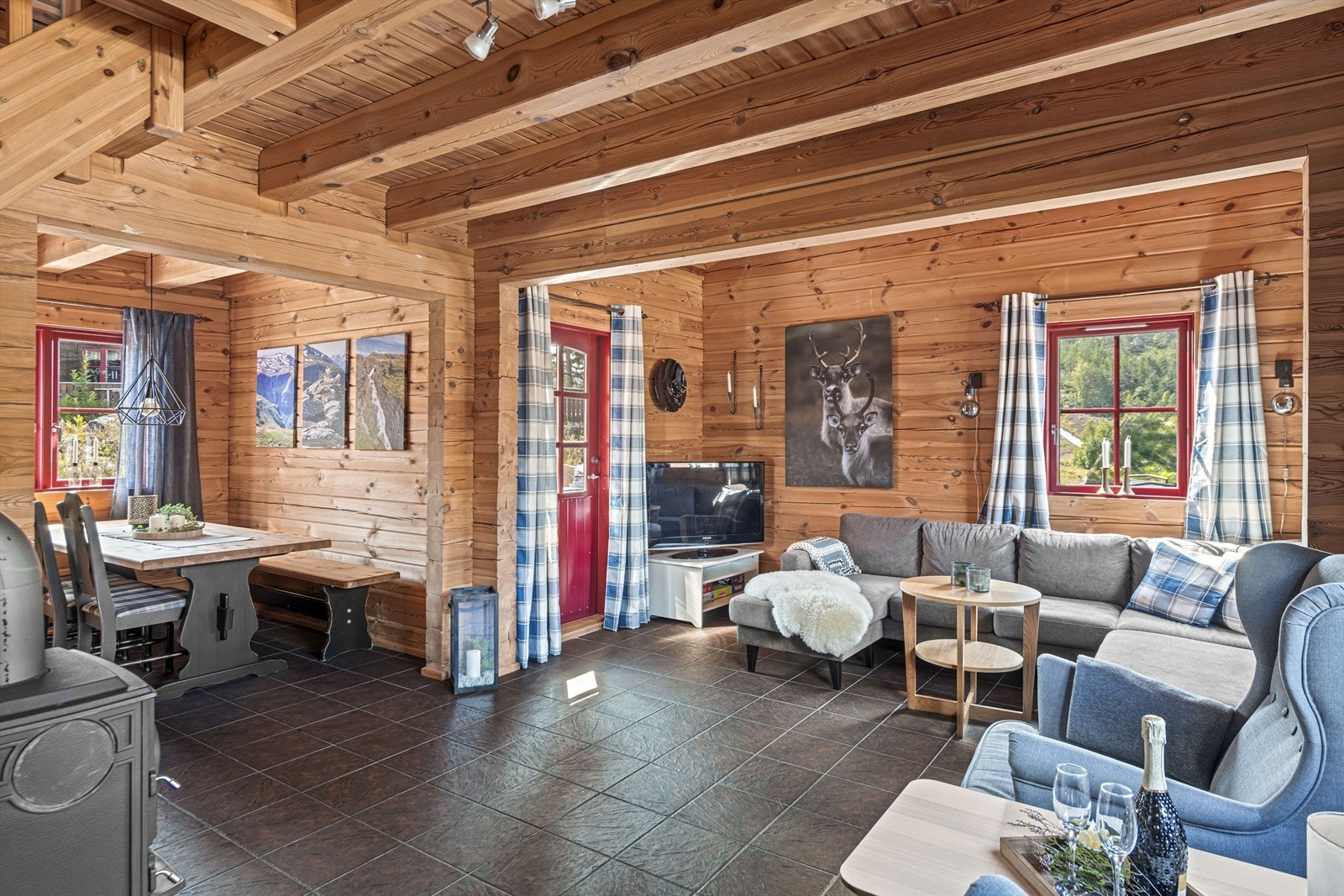 God plass til både salong, spisestue og go'stoler i stue/kjøkkenavdelingen Galleribilde