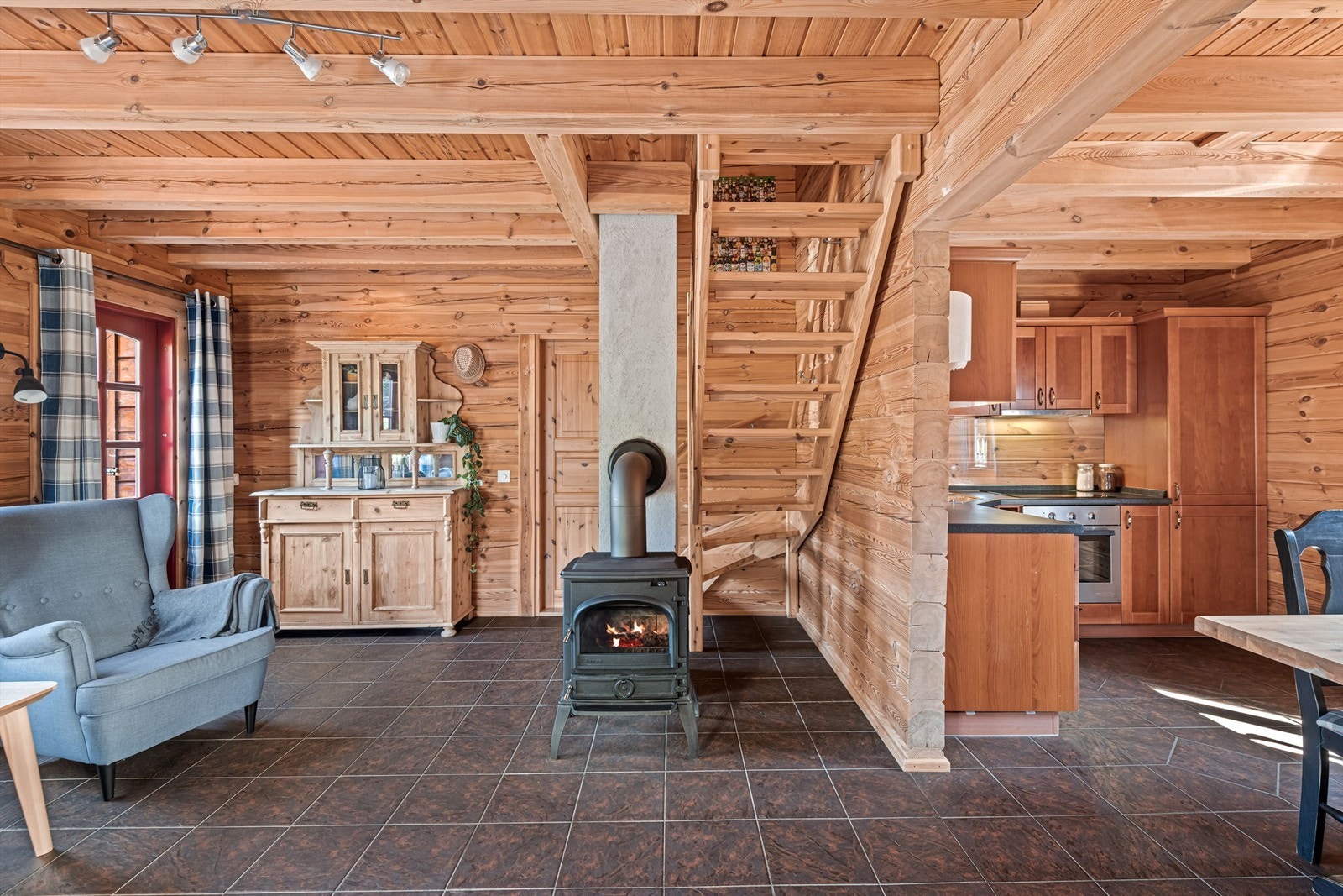 Kjøkken ligger i delvis åpen løsning til stuen Galleribilde