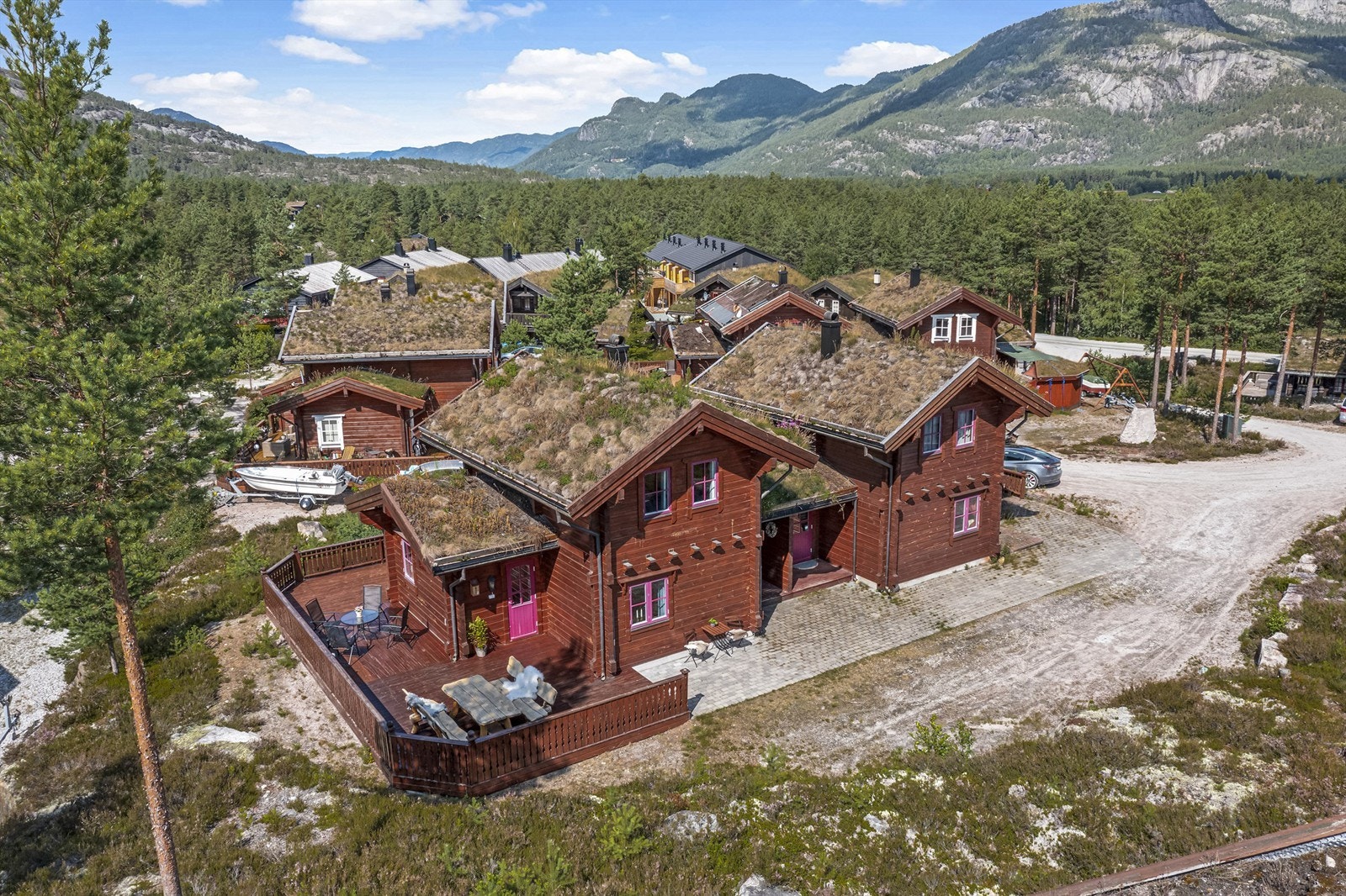 Halvpart av douhytte beliggende innerst i blindvei Galleribilde