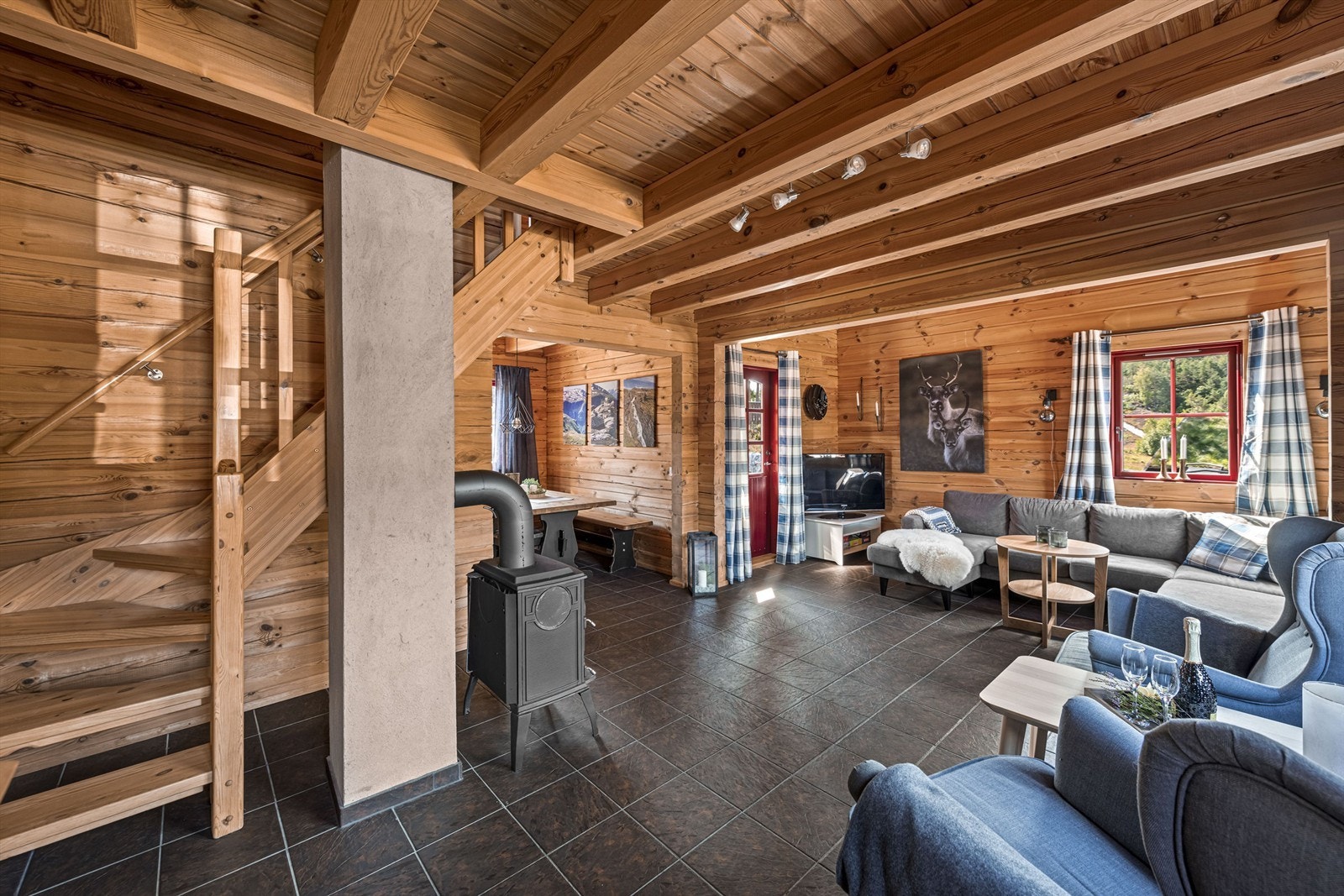 I stuen er det vedovn for kjøligere dager. Det er også varmekabler i gulv Galleribilde