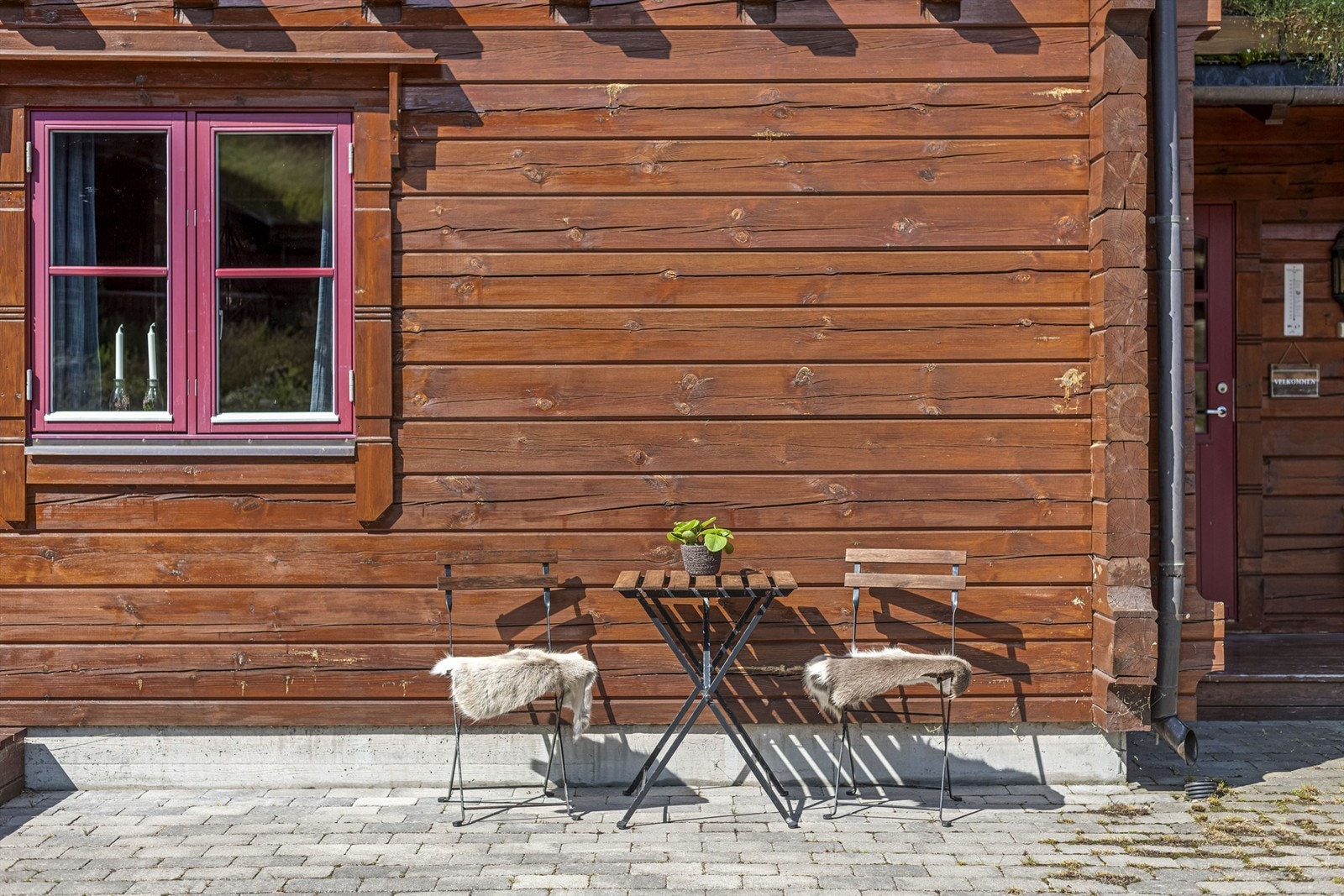 Koselig uteplass foran hytten Galleribilde