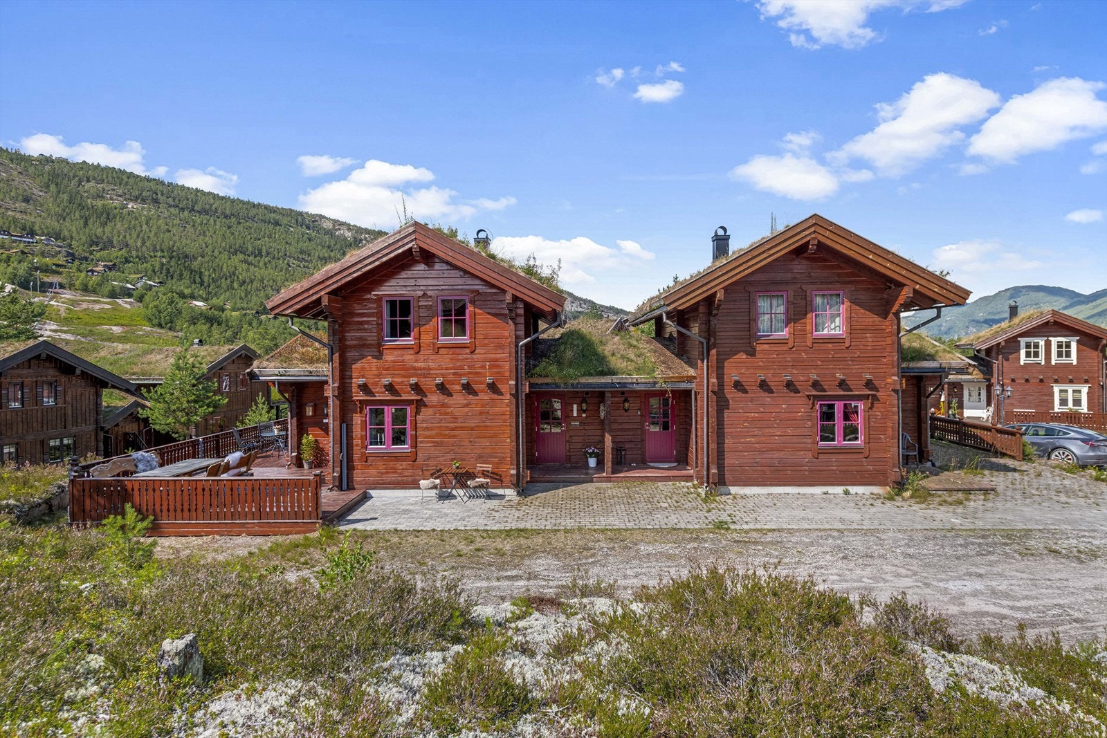 Stensatt inngangsparti og god parkeringsplass foran hytten Galleribilde