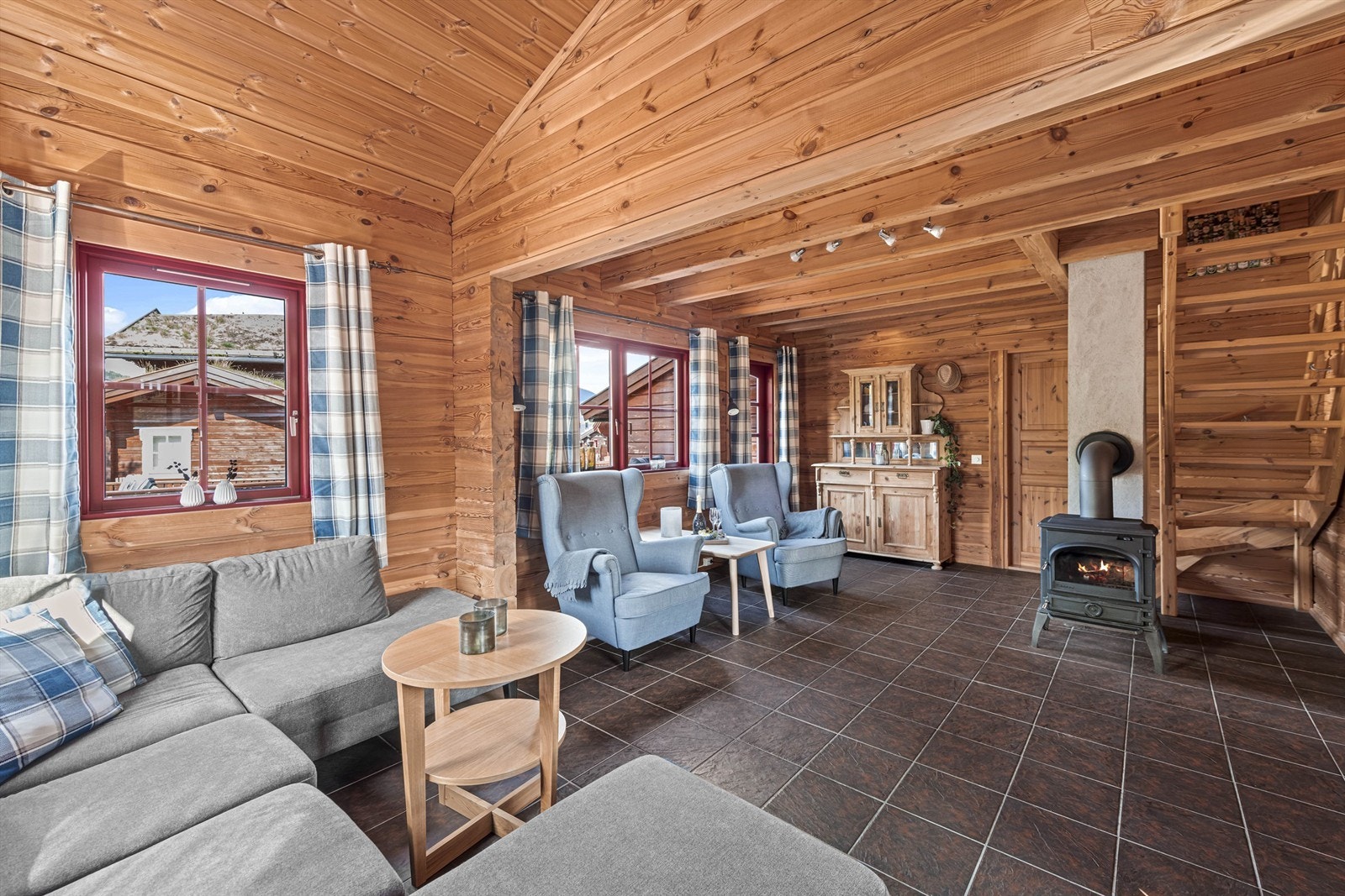 Stuen er koselig med høy himling i indre del Galleribilde