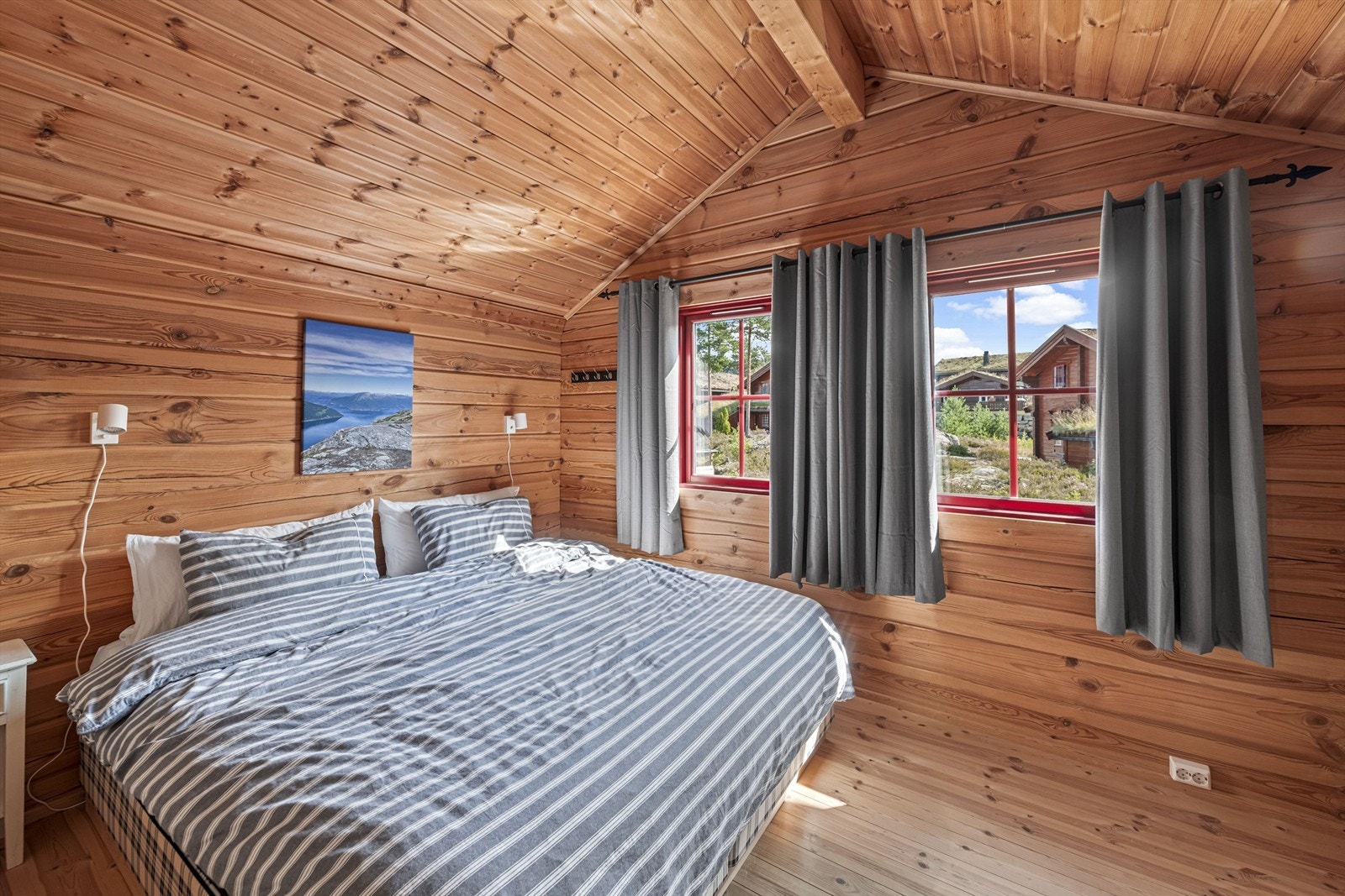 Romslig hovedsoverom med dobbelseng Galleribilde