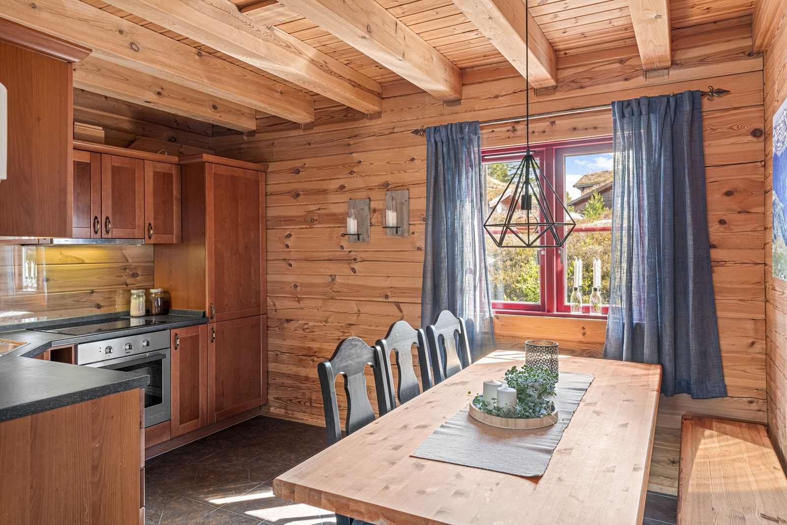 Kjøkkenet er i profilert kirsebær utførelse med integrerte hvitevarer fra byggeår Galleribilde