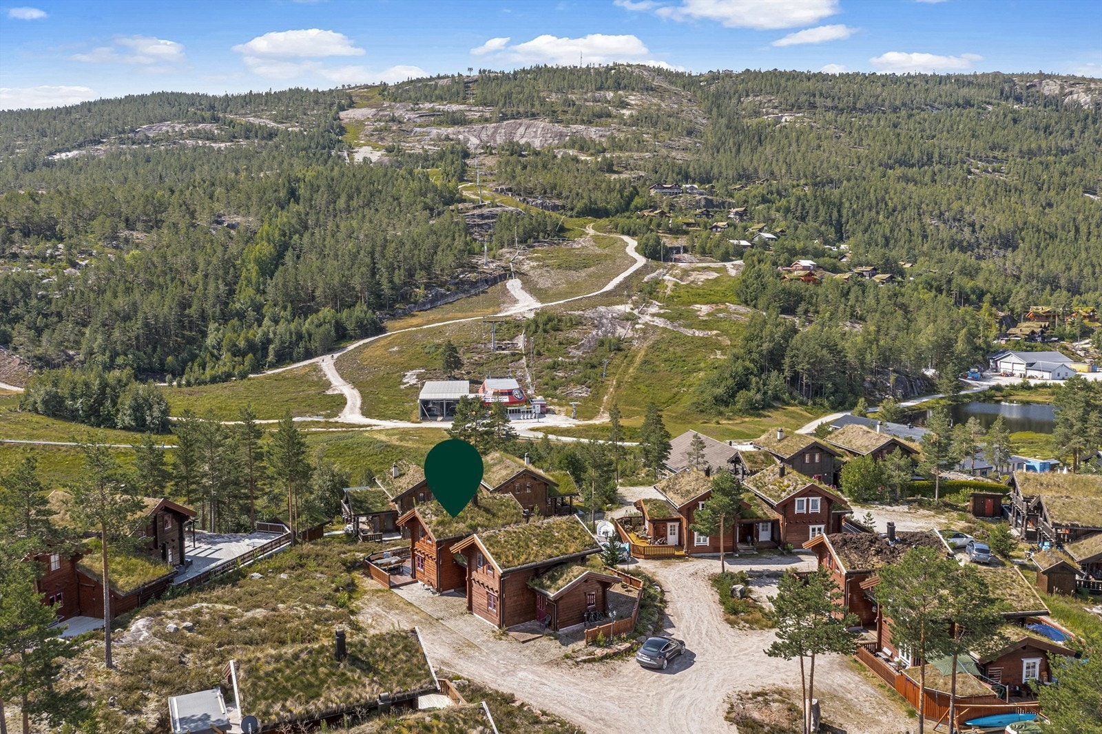 Tusleavstand til både turområder, kafeen, pub, vann for bading/fiske og alpinanlegget Galleribilde