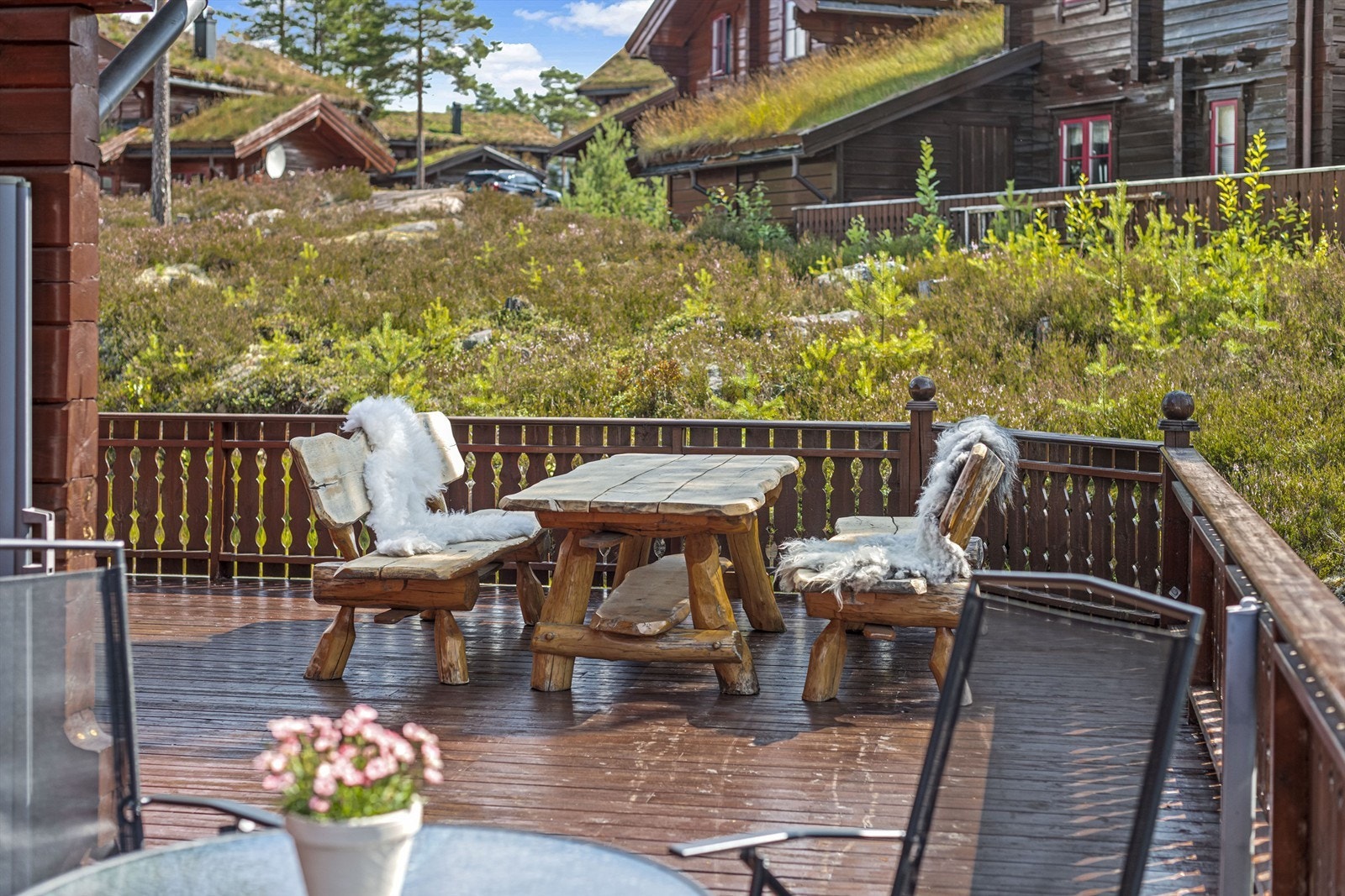 Terrasse på 3 av hytten sider, slik at man kan flytte seg med sol og vind Galleribilde