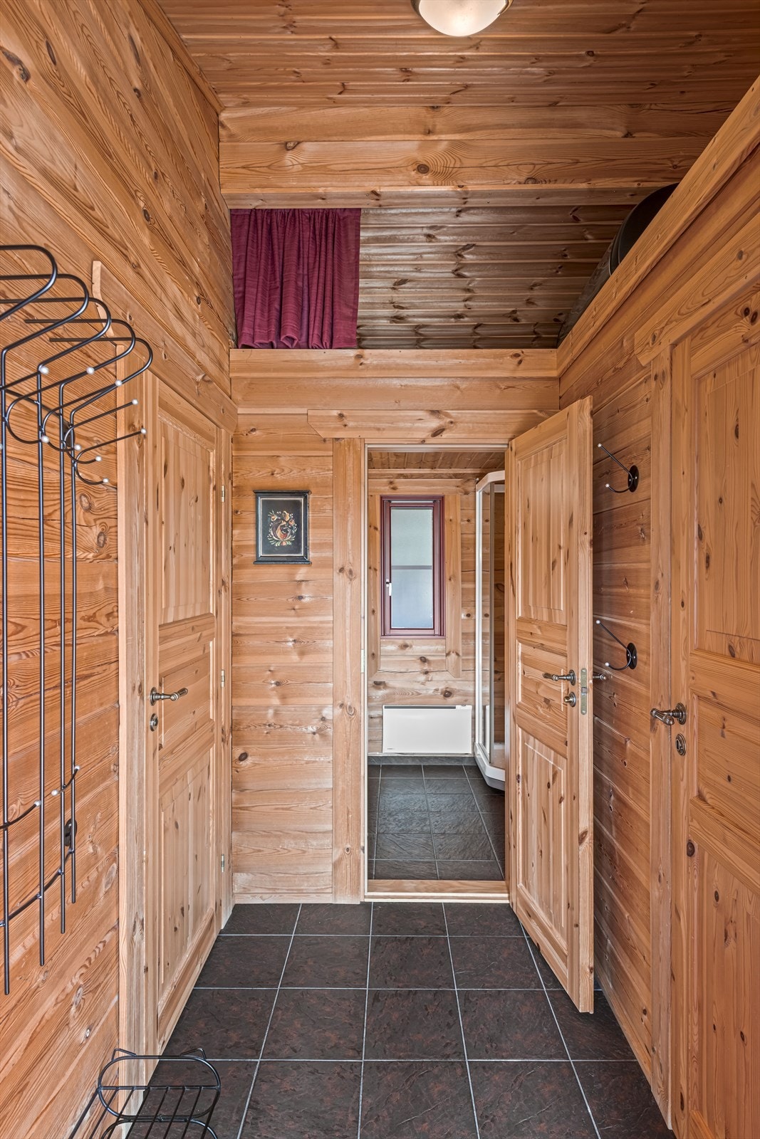 Bod, hems for lagring og badet er i direkte tilknytning til entreen Galleribilde