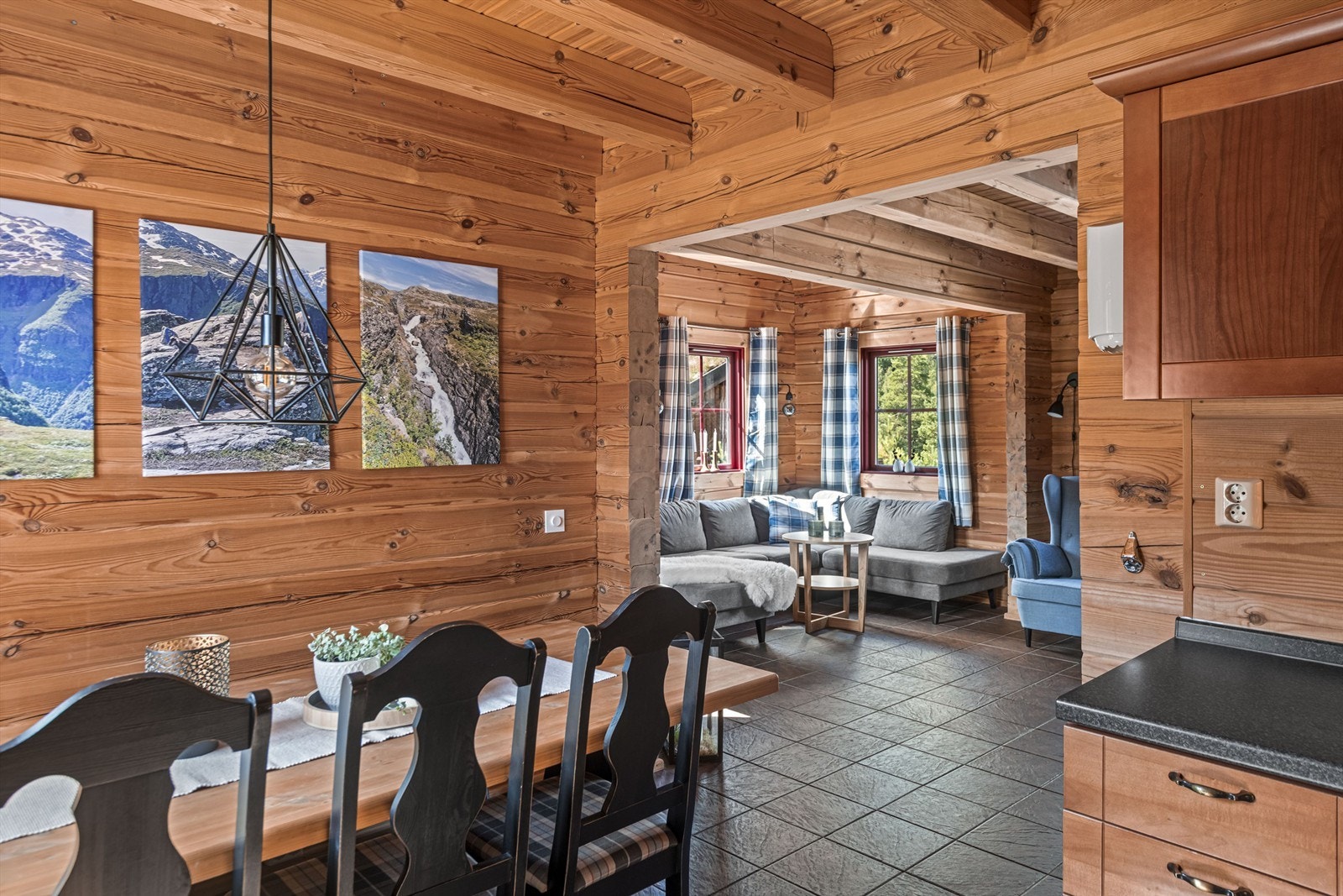 På kjøkkenet er det fin plass til spisestuen Galleribilde