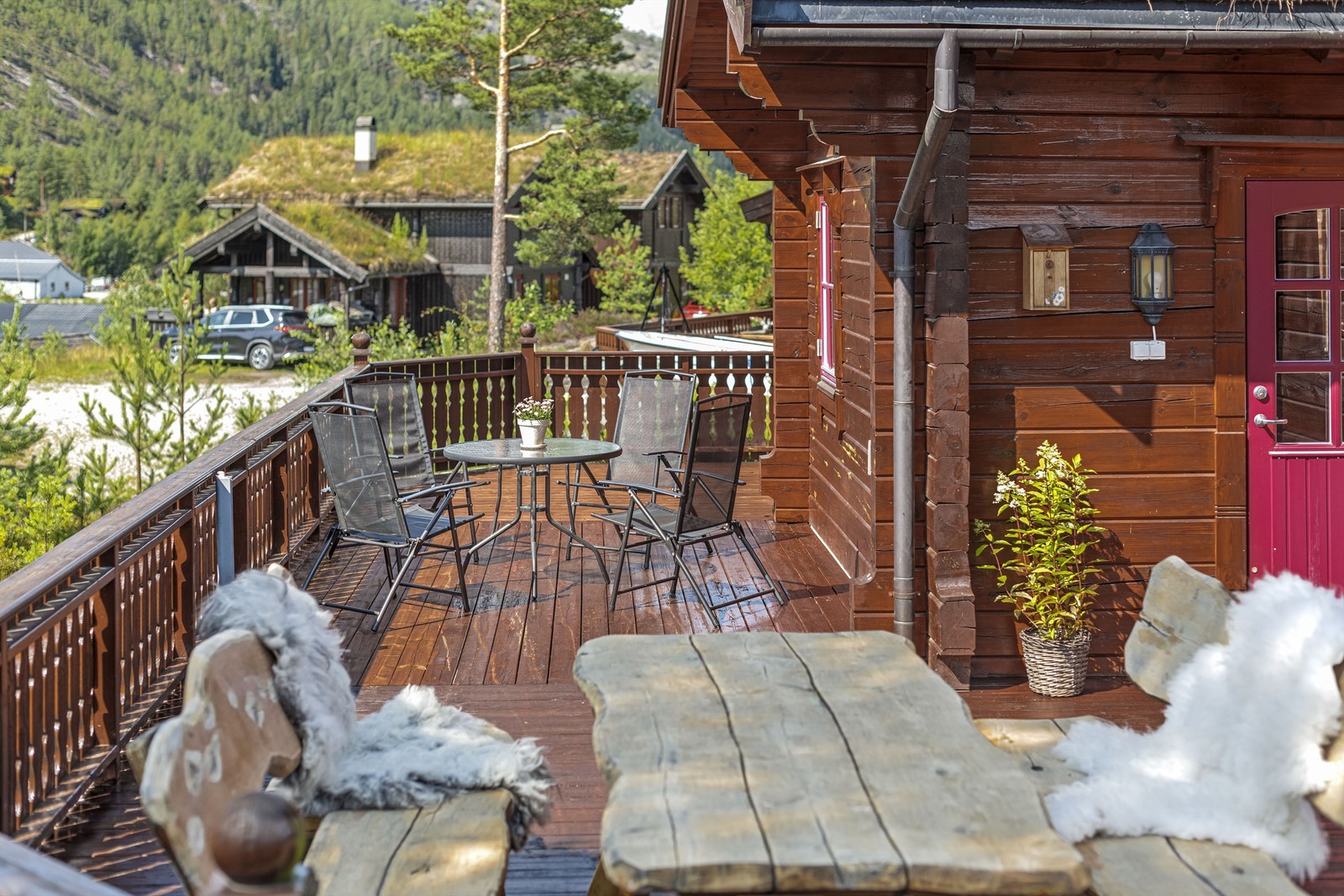 To utganger til terrassen fra stuen Galleribilde