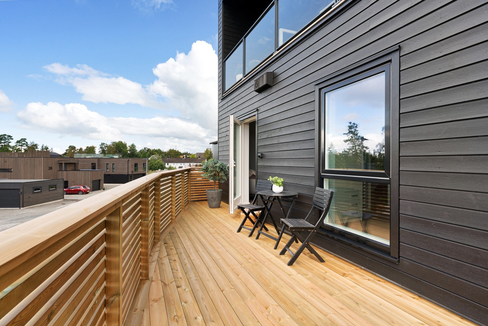 Ny terrasse med utgang fra stuen i 1. etasje. Galleribilde