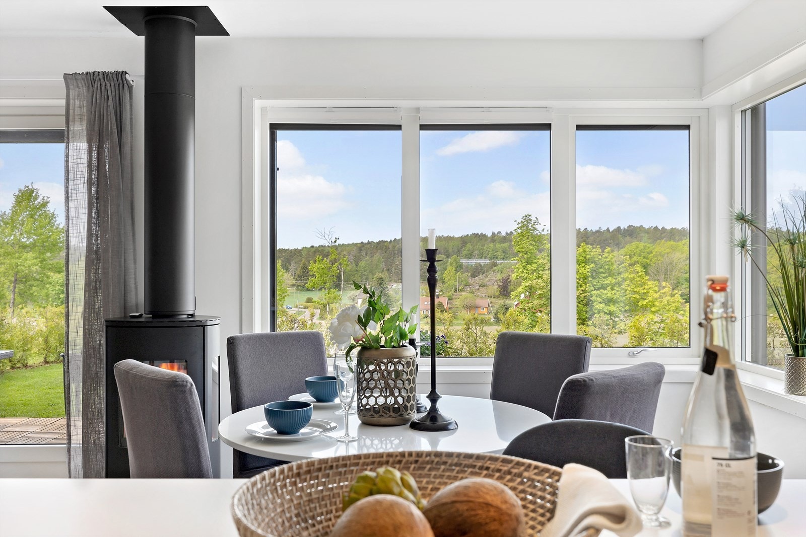 Legg merke til de store vinduene som slipper inn mye lys og den fine utsikten. Galleribilde