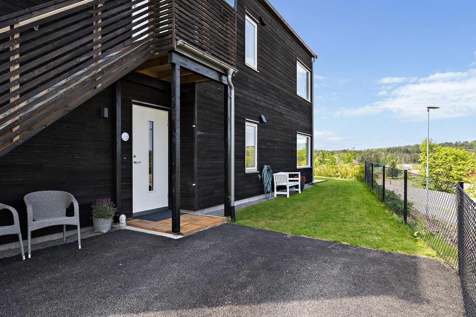 Parkering rett utenfor døren følger leiligheten. Galleribilde