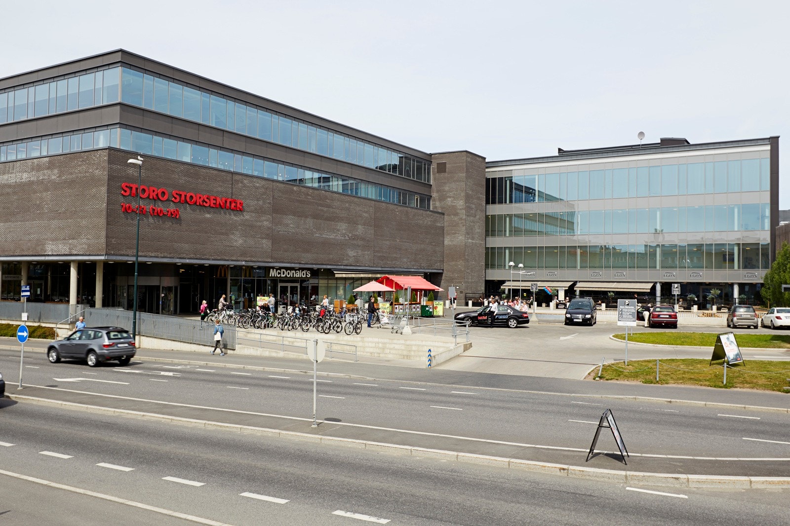 Storo Storsenter ligger ca. 4 minutter unna med bil. Galleribilde