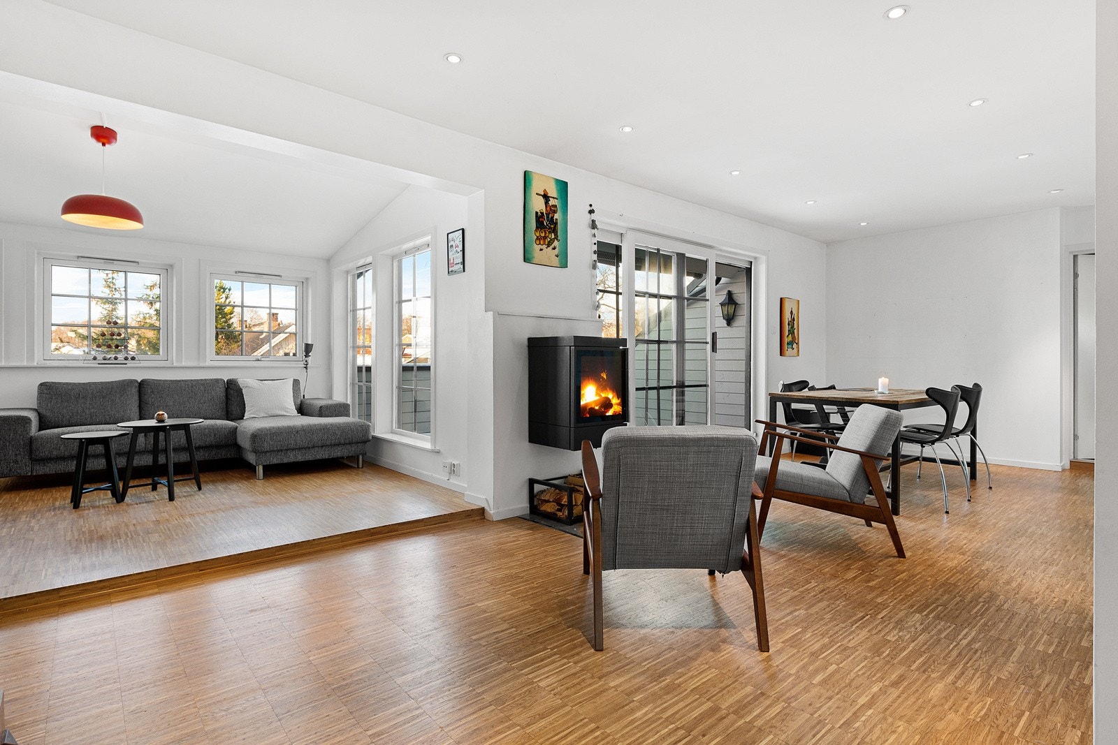 Leiligheten har en åpen og moderne planløsning, som skaper et sosial atmosfære. Galleribilde