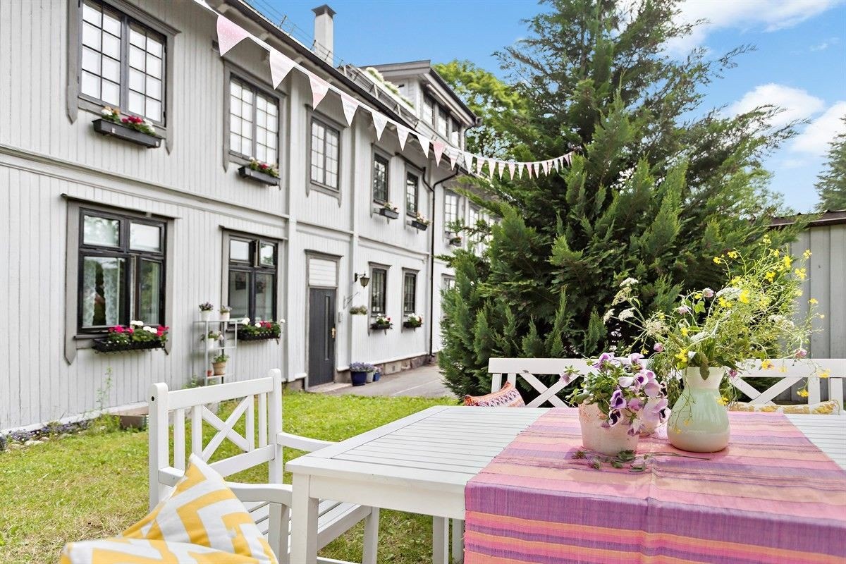 Fra bakgården en deilig sommerdag. Galleribilde