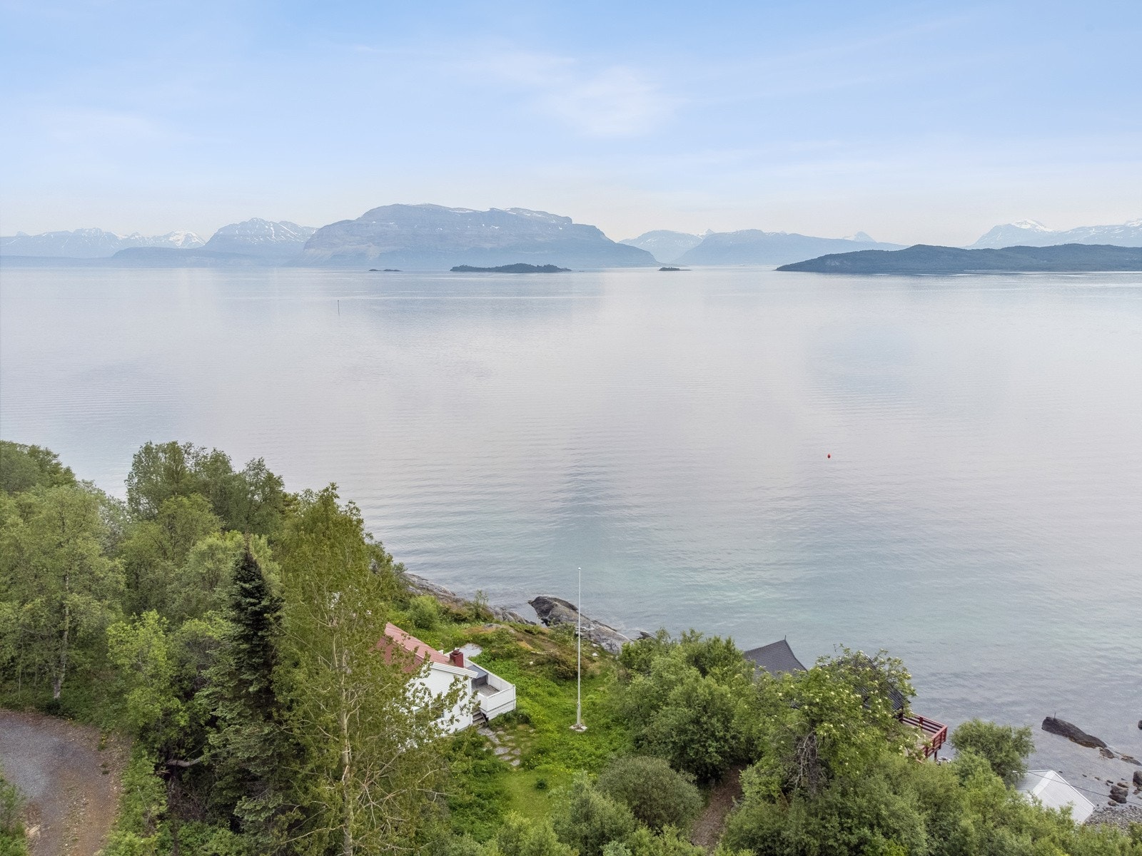 - Idyllisk plassering nede ved sjøen. Galleribilde
