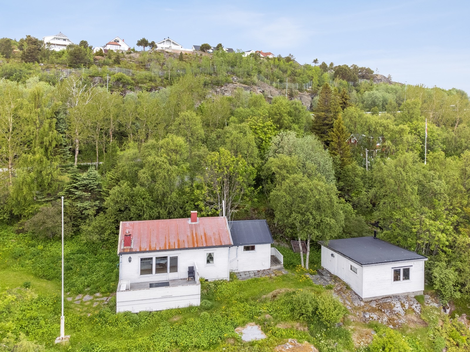 - Hovedhytten ble oppført i 1953 og har vært i samme familie siden. Galleribilde