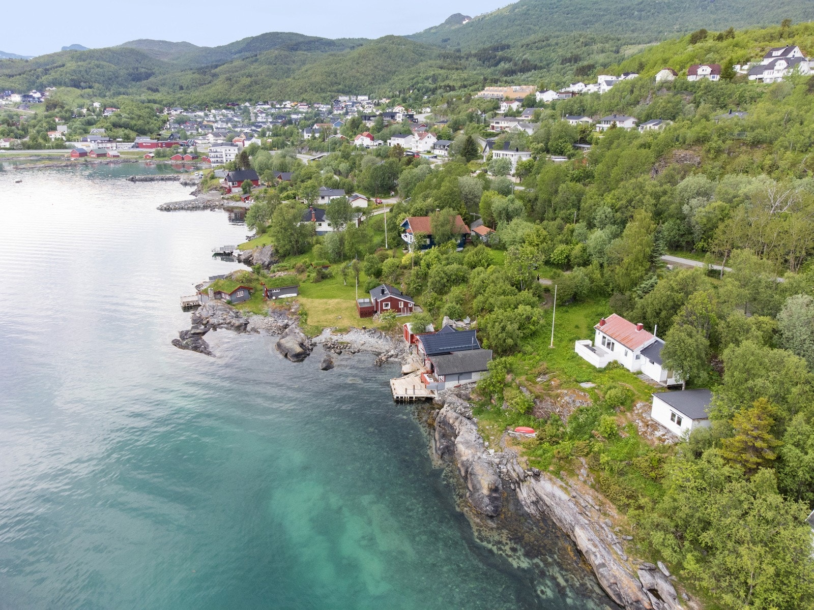 - Her har du en mulighet av de sjeldne til å sikre deg en nydelig eiendom med det passende navnet "Strandly" på 1,4 mål nede i vannkanten. Galleribilde