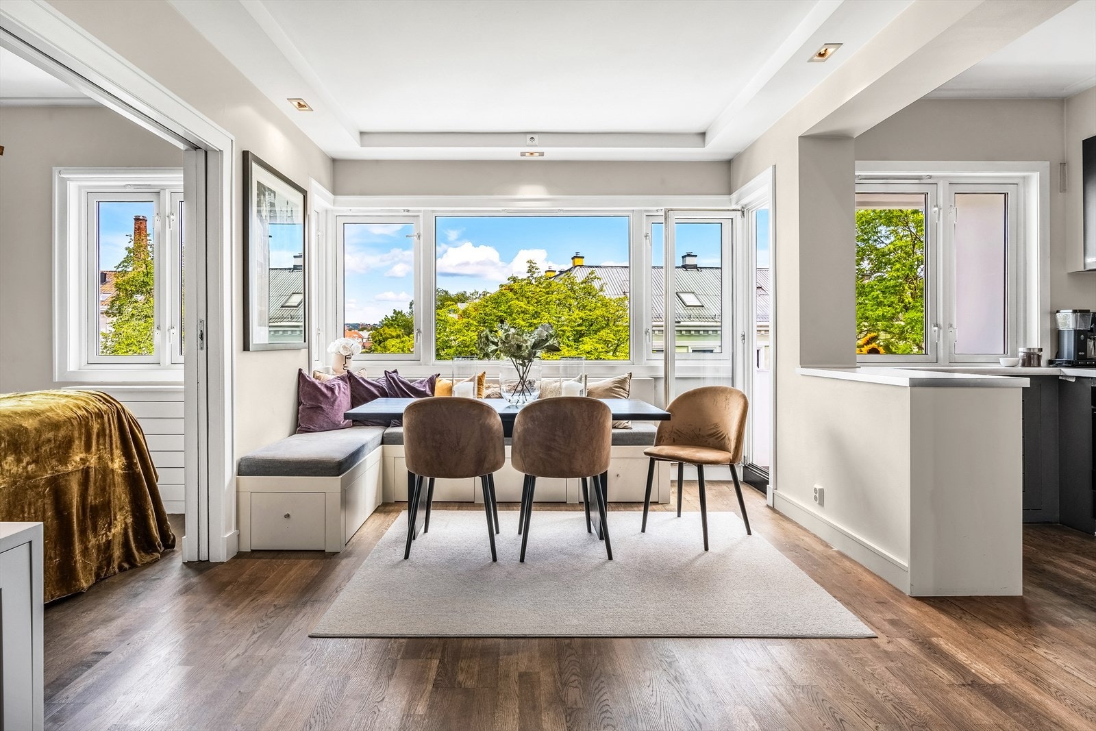 Fantastisk 2(3)-roms selveier med balkong. Usjenert og fritt, i 6. etg med heis. Varmtvann/fyring inkl. Felles takterrasse. Galleribilde