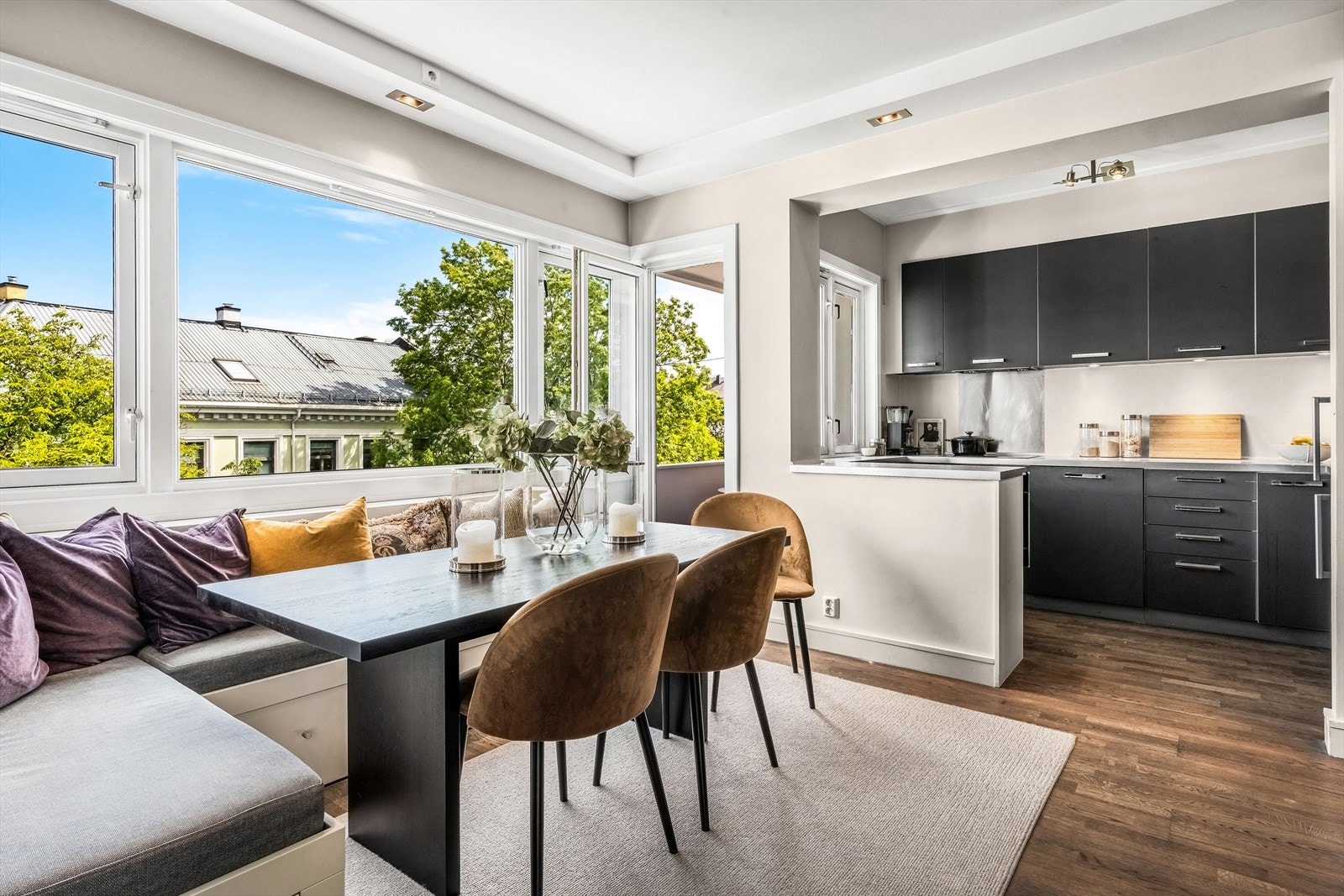 Spisestue med god plass til spisebord og stoler, samt snekkerbygget sofa med skuffer for ekstra lagringsplass. Galleribilde