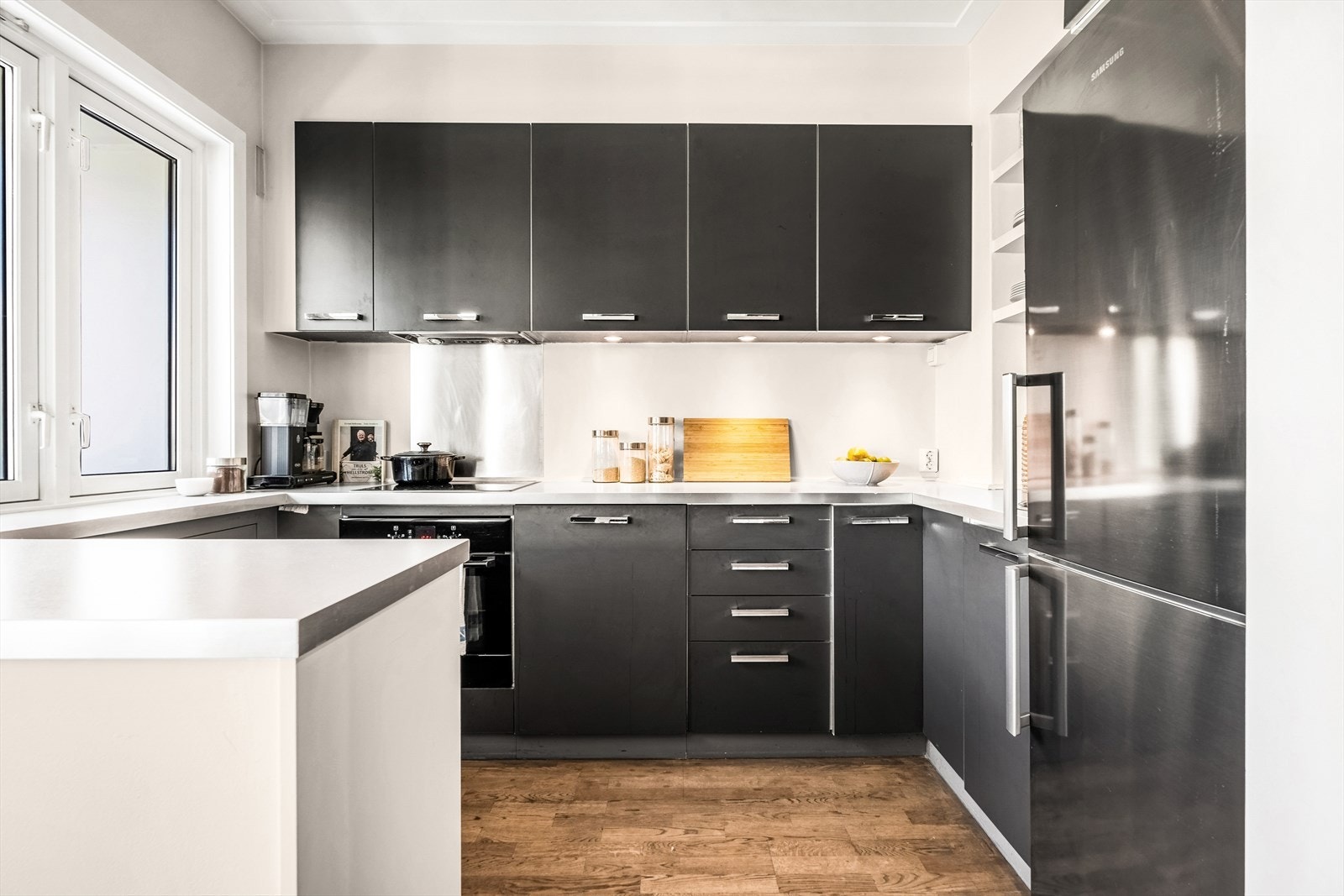 Kjøkkeninnredning med glatte fronter fra 2007. Galleribilde