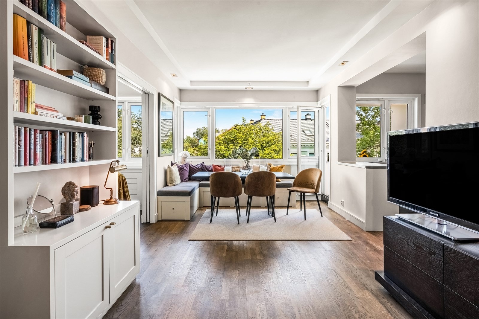 Pen 3-stavs parkettgulv i alle oppholdsrom. Nyslipt og malt i 2020. Galleribilde