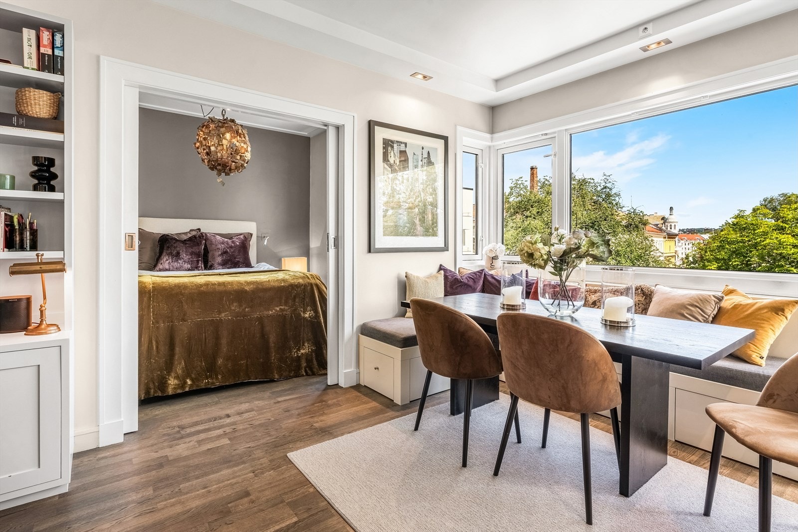 Store vindusflater gir en lys og luftig atmosfære. Galleribilde