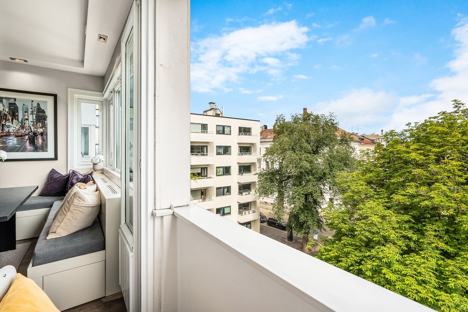 Balkong med plass til kafébord og stoler. Galleribilde