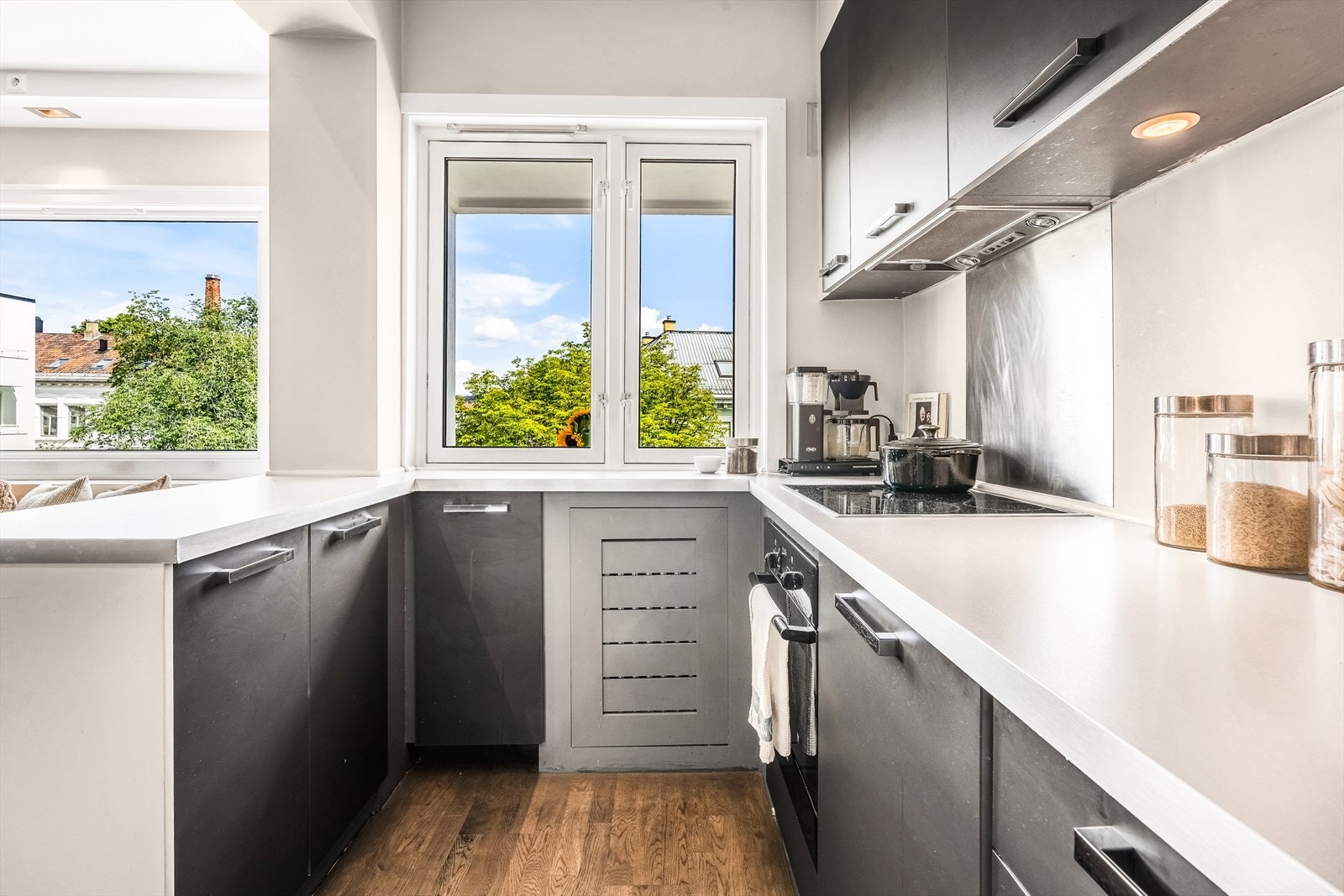 Usjenert og uten innsyn. Velutstyrt kjøkken og rikelig med skapplass. Galleribilde