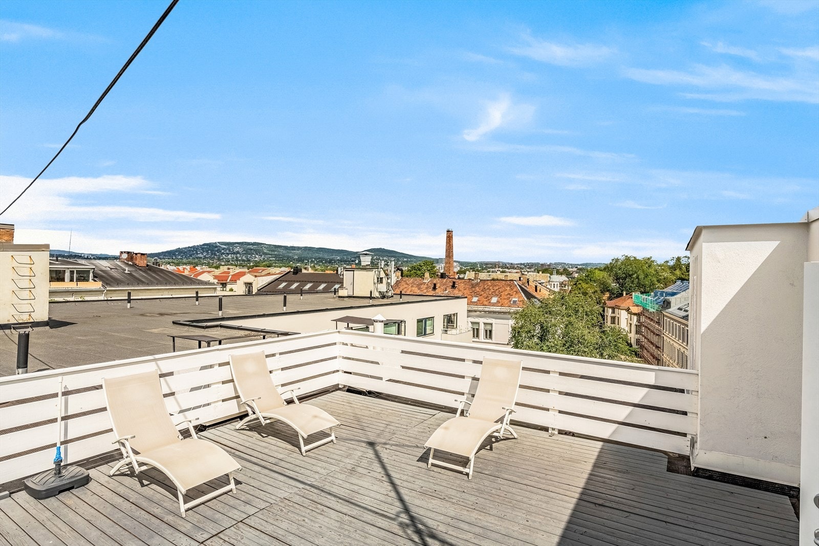 Felles takterrasse med hyggelige uteplasser for beboerne. Galleribilde
