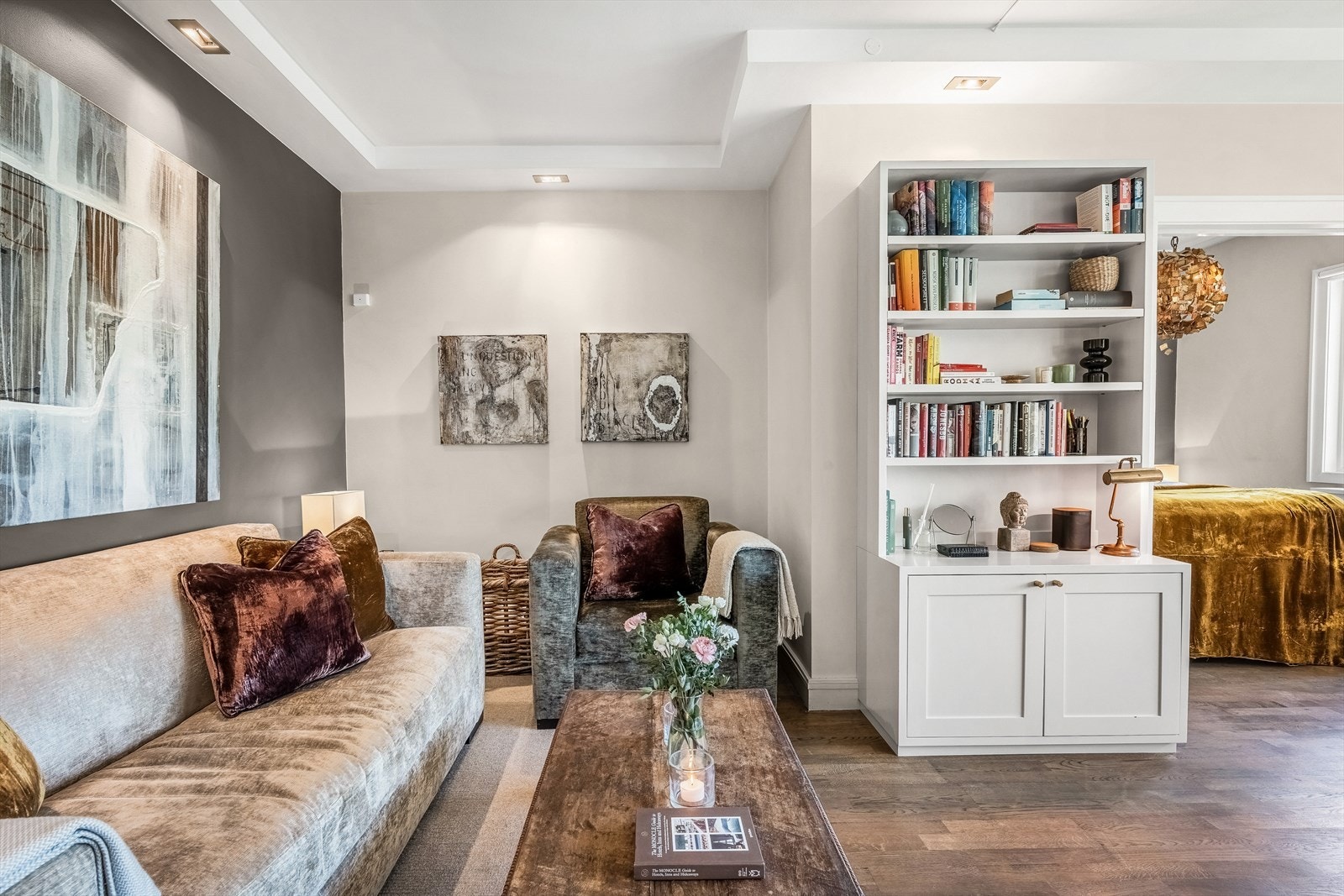 Stuen har flere naturlige soner og god plass til å møblere med sofagruppe, bord og tilhørende møblement. Galleribilde