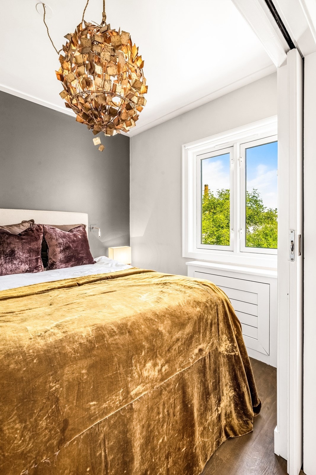 Dobbel skyvedørsløsning inn til soverom. Galleribilde