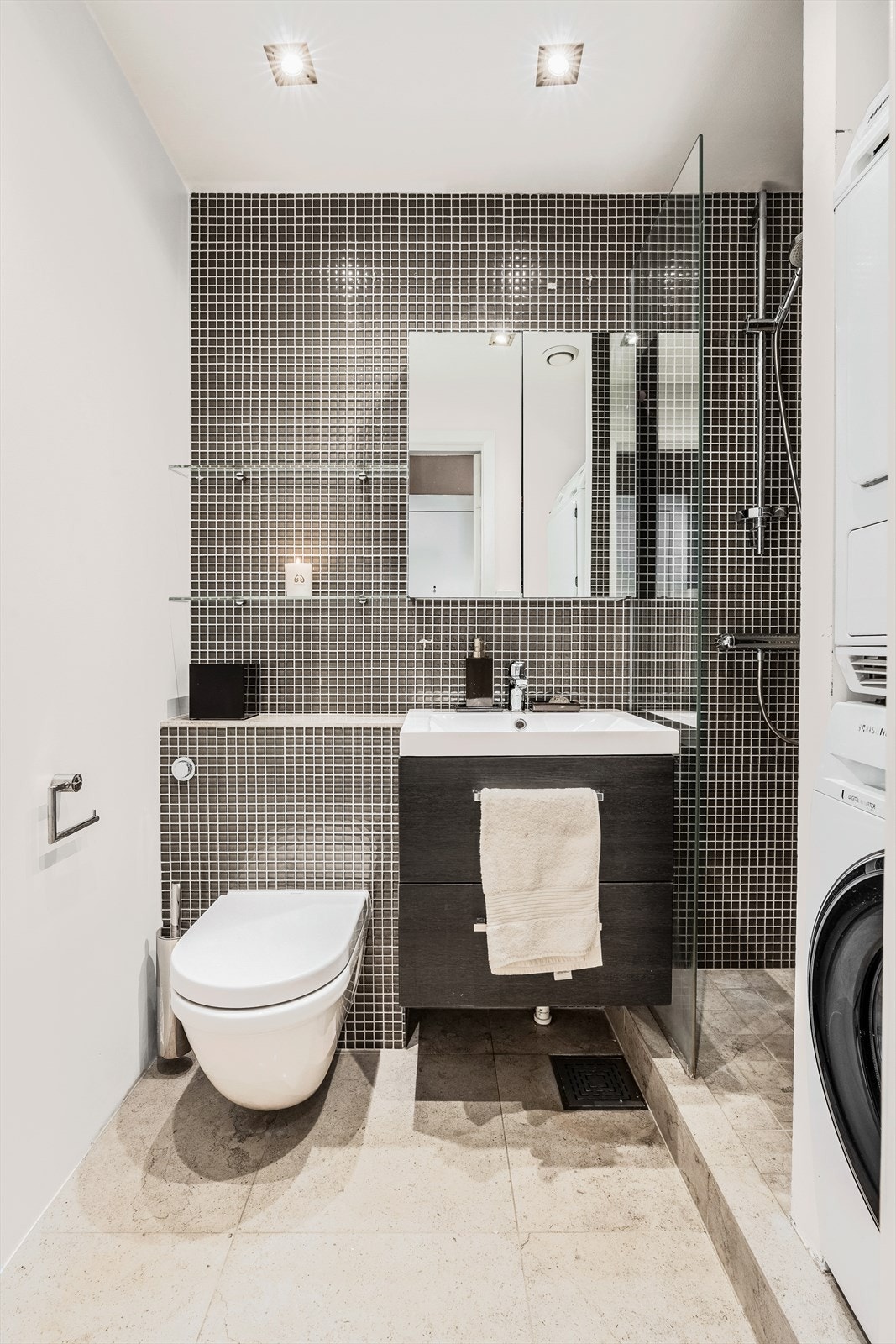 Delikat flislagt baderom overflateoppusset av tidligere eier med fliser i 2007. Galleribilde