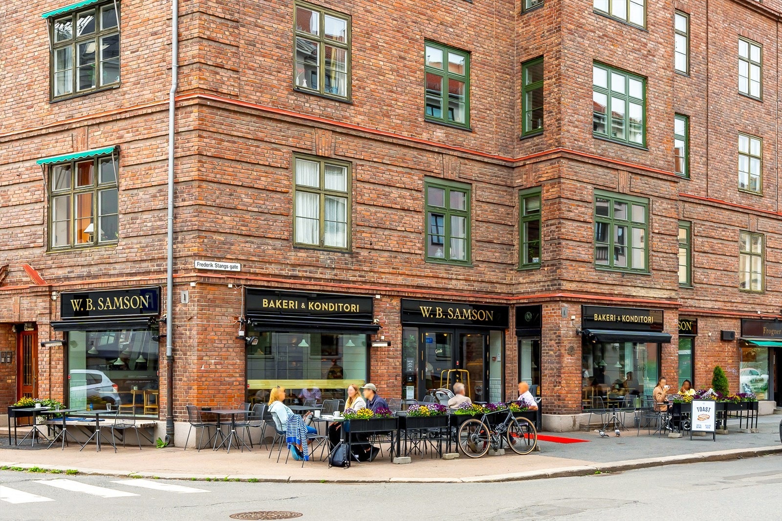 Rett rundt hjørnet finner du bakeriet Samson som frister med ferskt brød, deilig kaffe og lunsj. Galleribilde